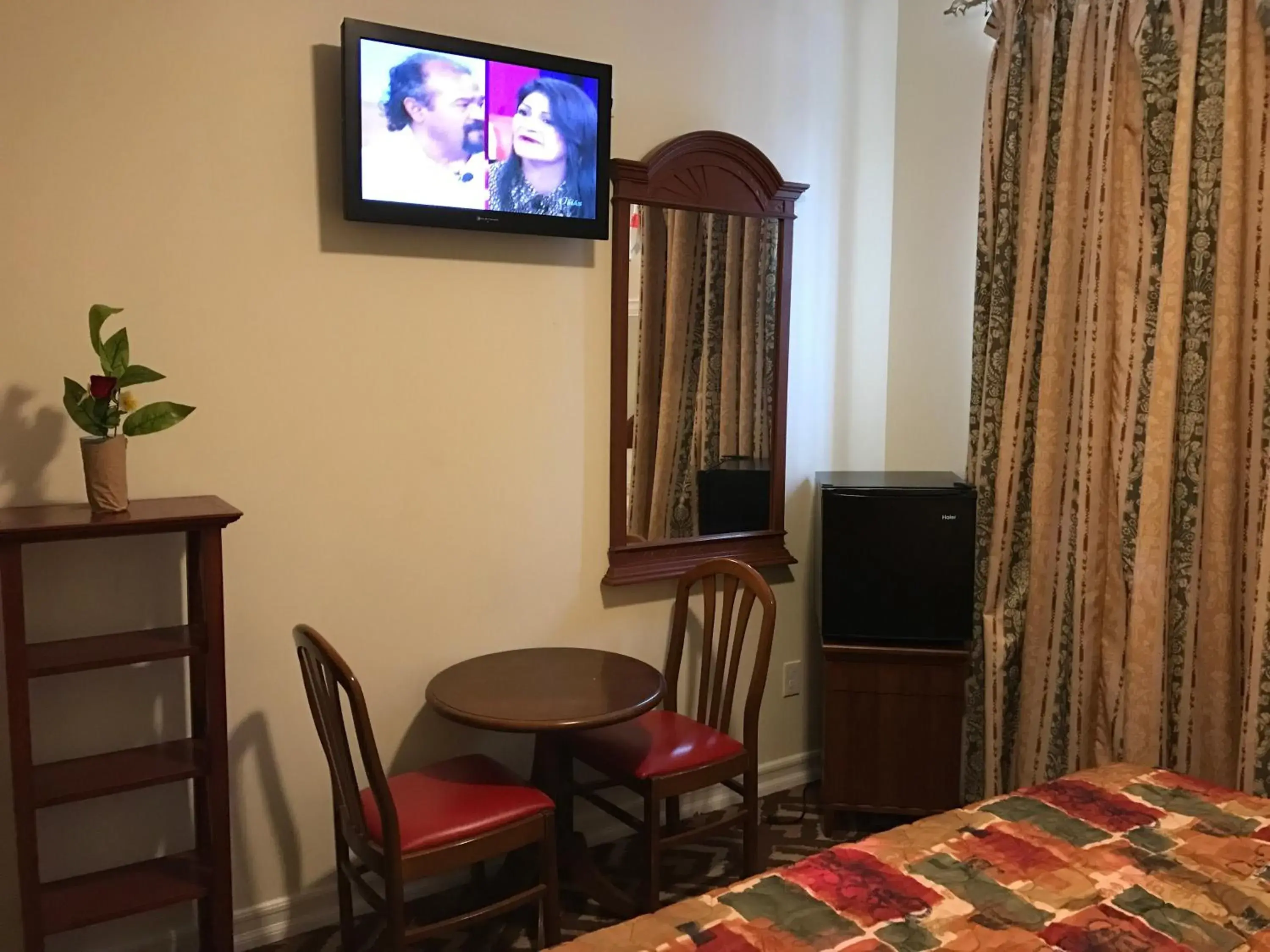 Bedroom, Bed in Waterbury Big Apple Motel Bedroom, Bed in Waterbury Big Apple Motel