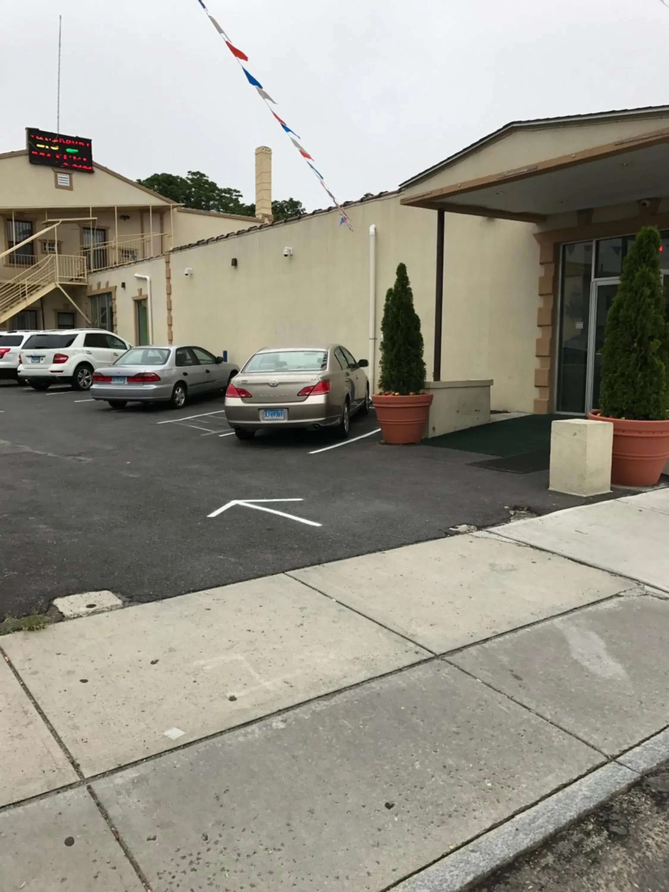 Property building in Waterbury Big Apple Motel Property building in Waterbury Big Apple Motel