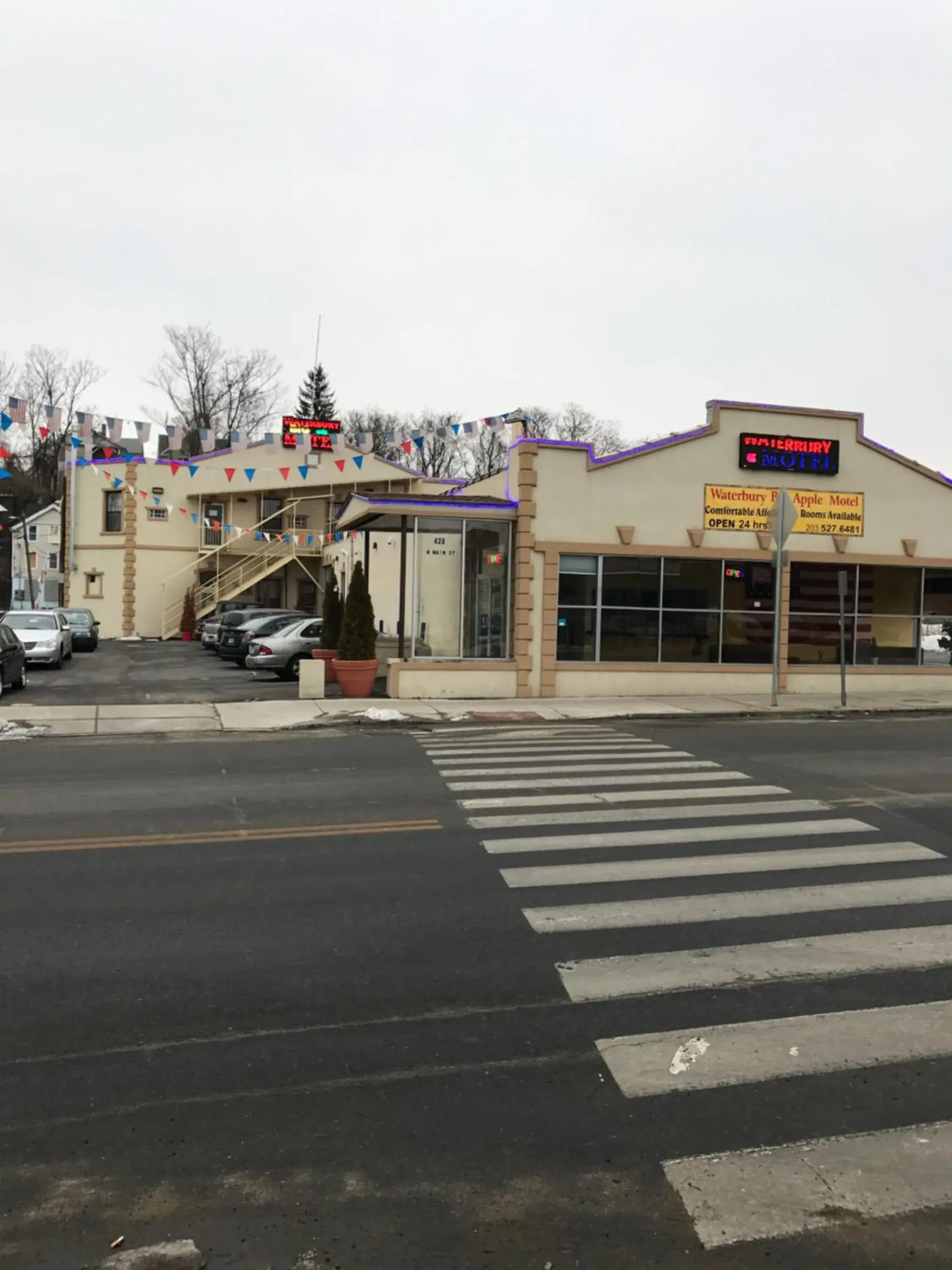 Property building in Waterbury Big Apple Motel Property building in Waterbury Big Apple Motel