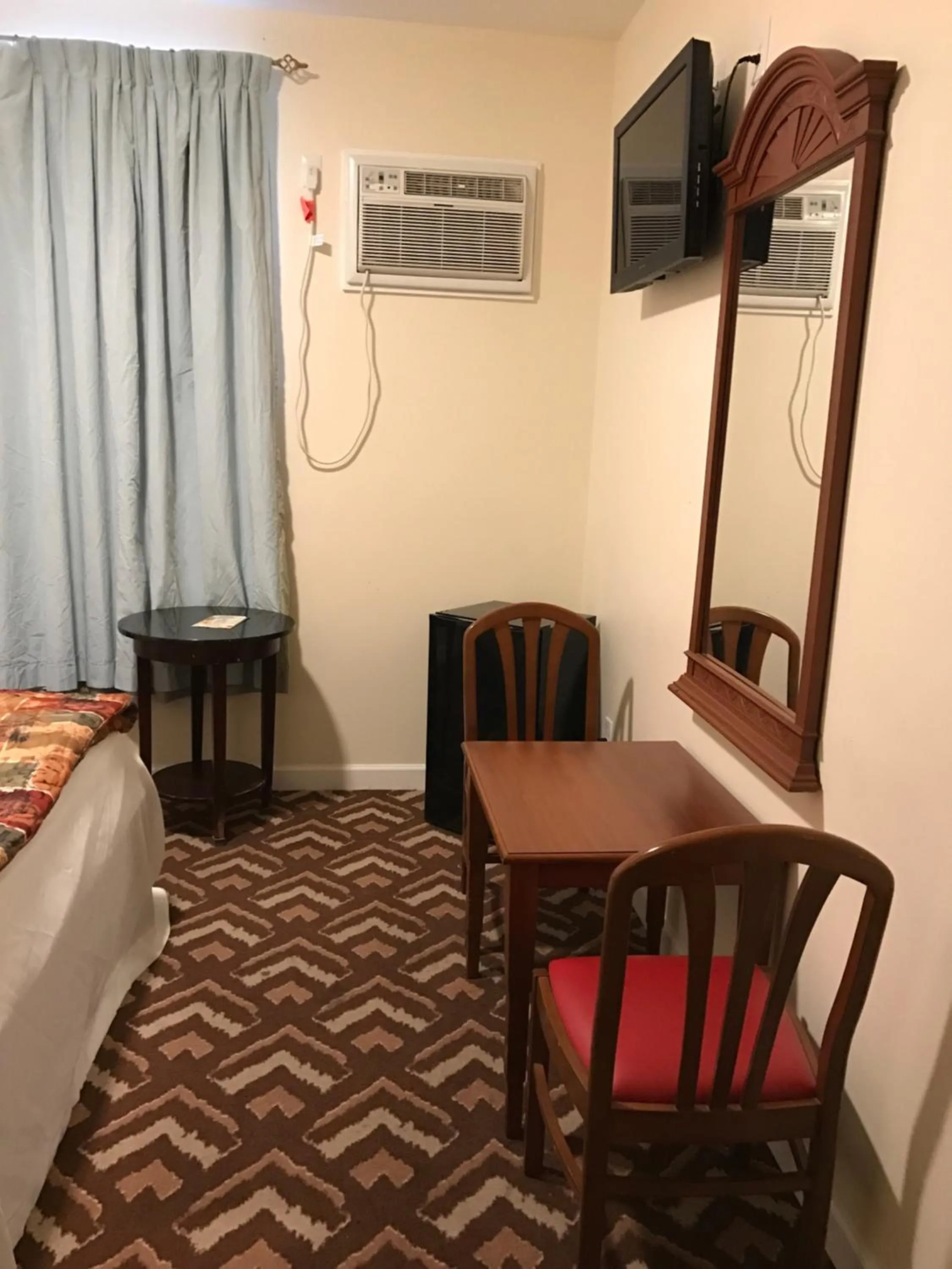 Bedroom in Waterbury Big Apple Motel