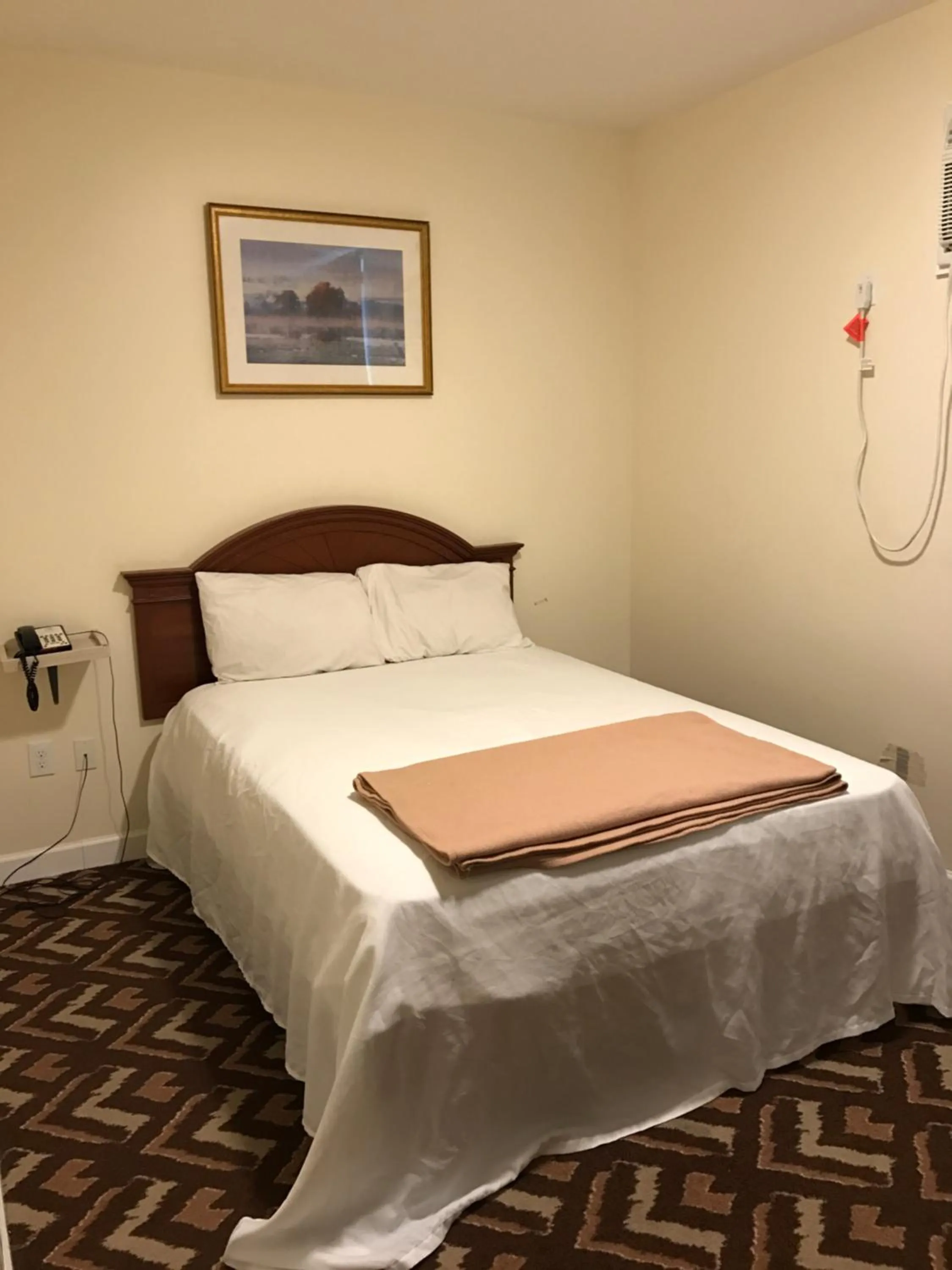 Bed in Waterbury Big Apple Motel