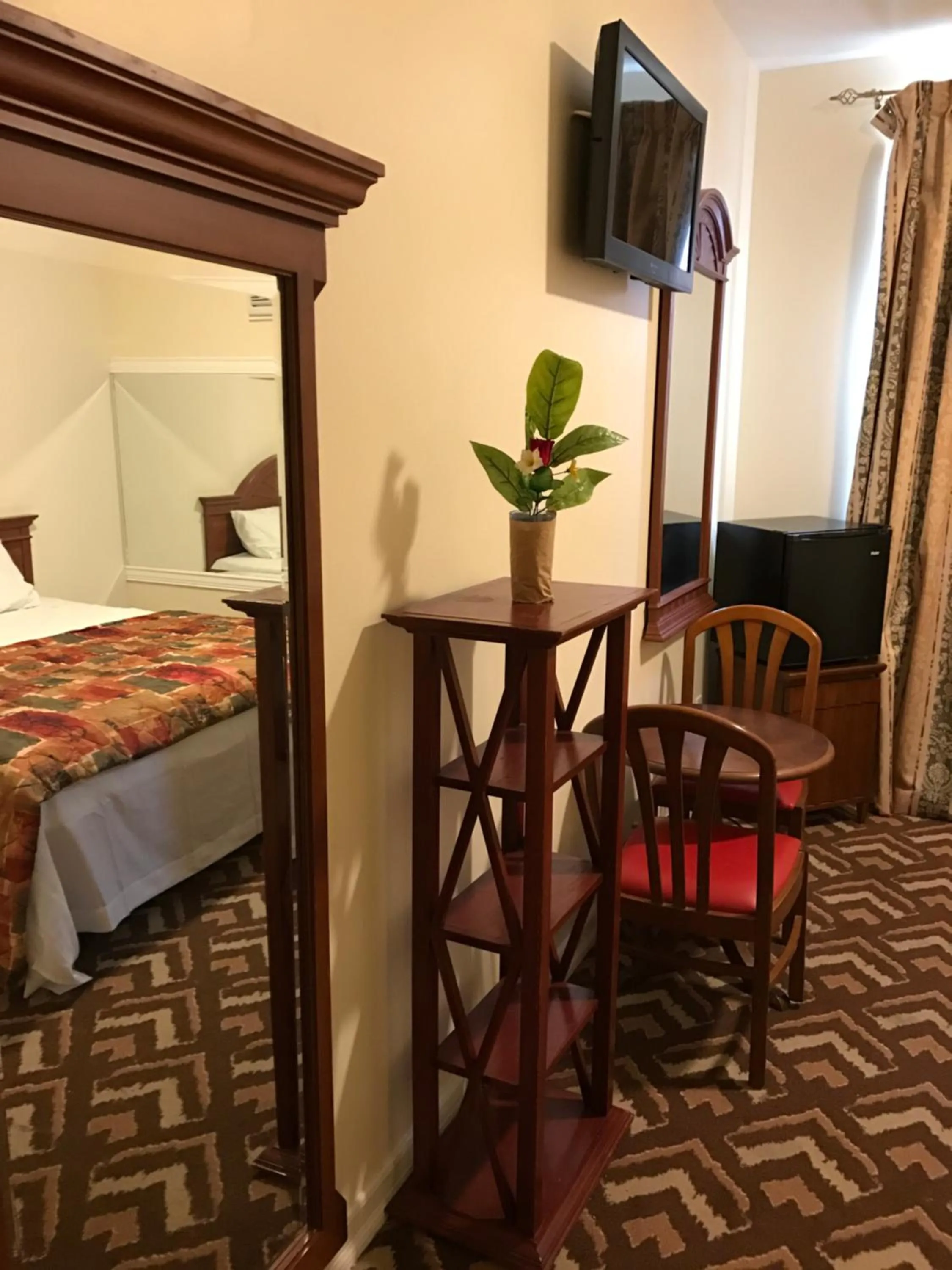 Bedroom in Waterbury Big Apple Motel