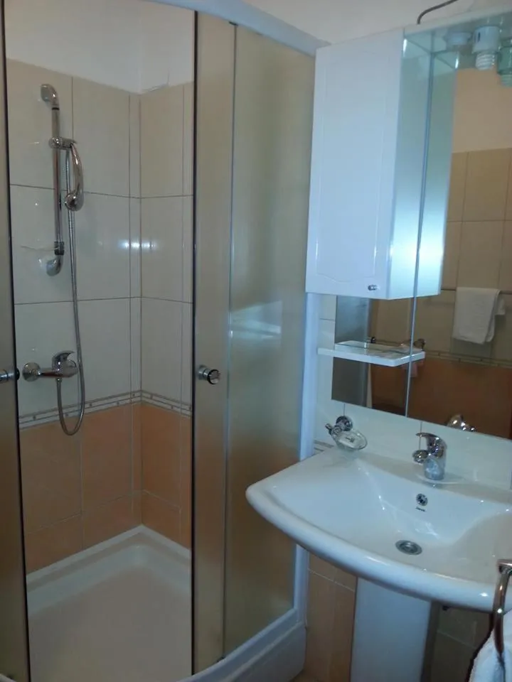 Shower in Hotel Mirni Kutak