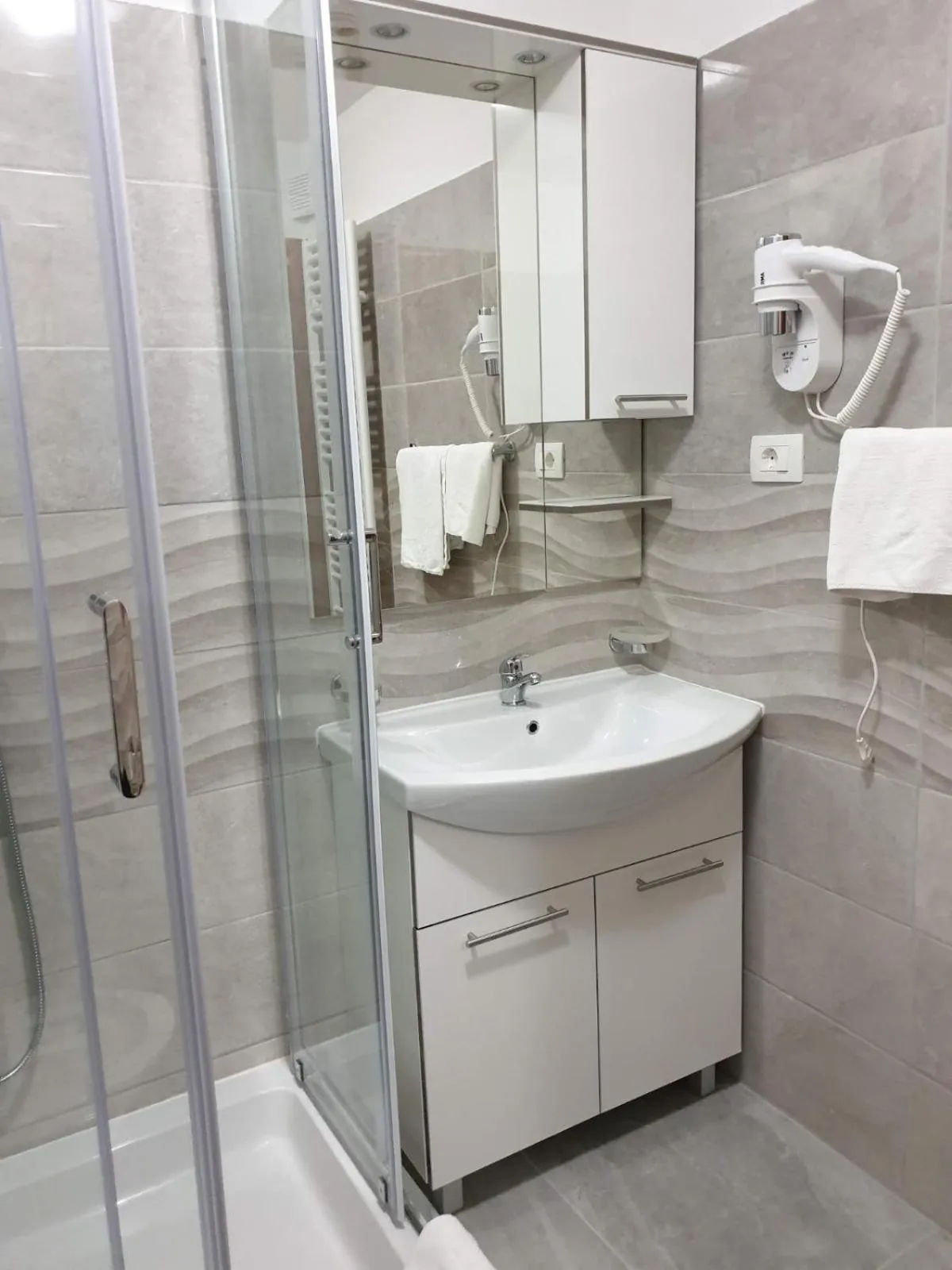 Shower in Hotel Mirni Kutak