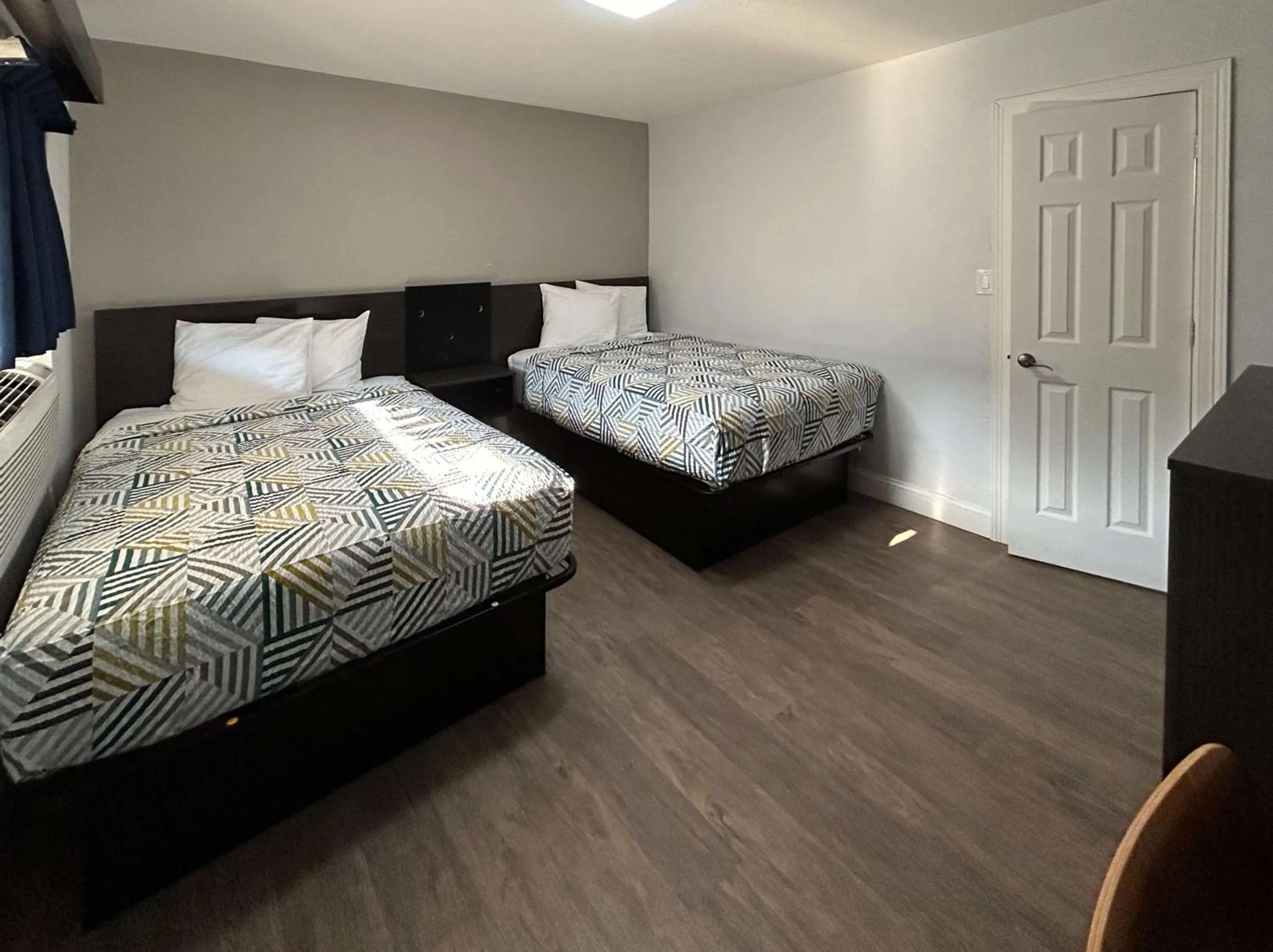 Bedroom, Bed in Regal Inn