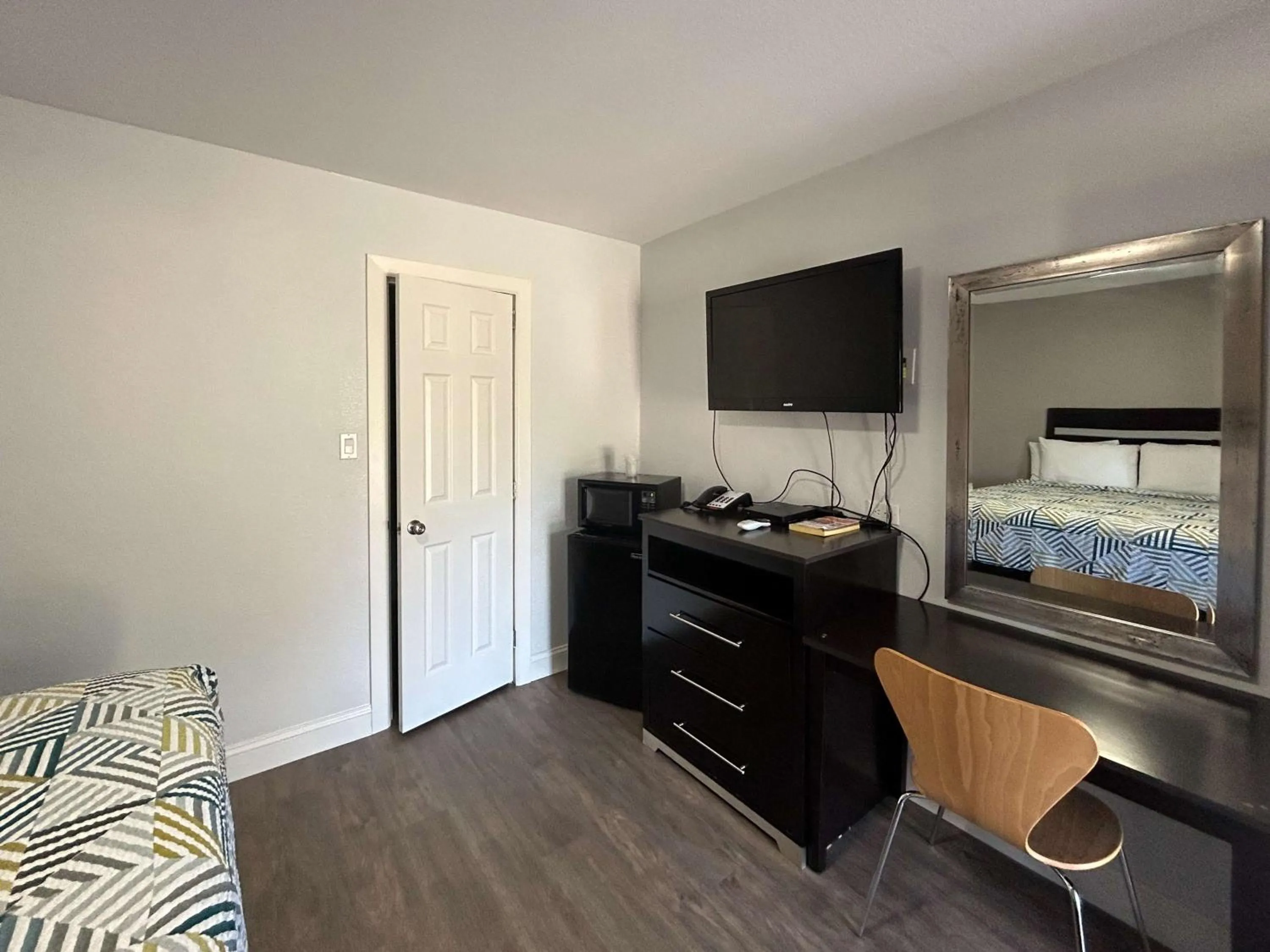 Bedroom, Bed in Regal Inn