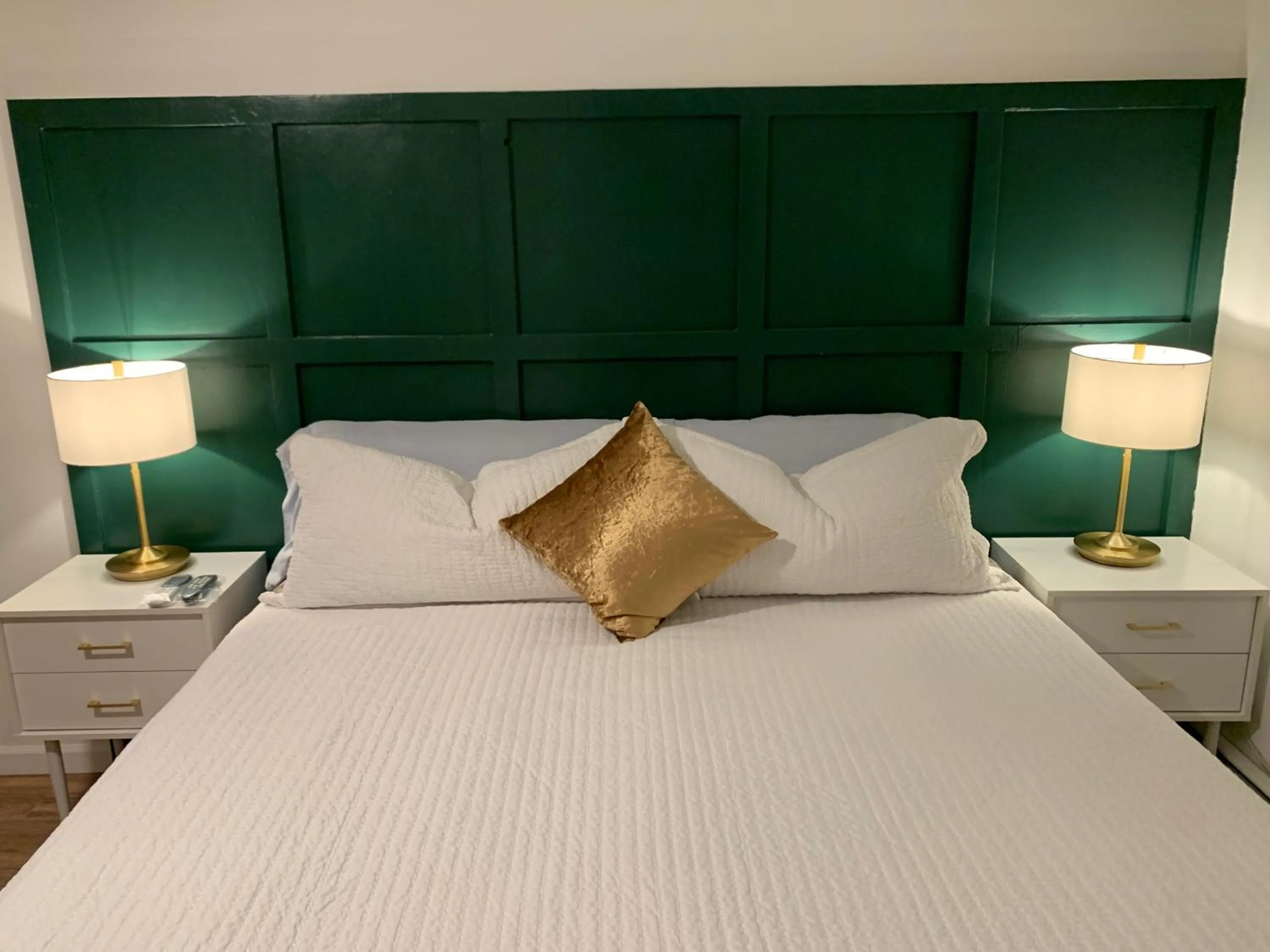 Deluxe King Suite in The Brooks Hotel Restaurant and Lounge