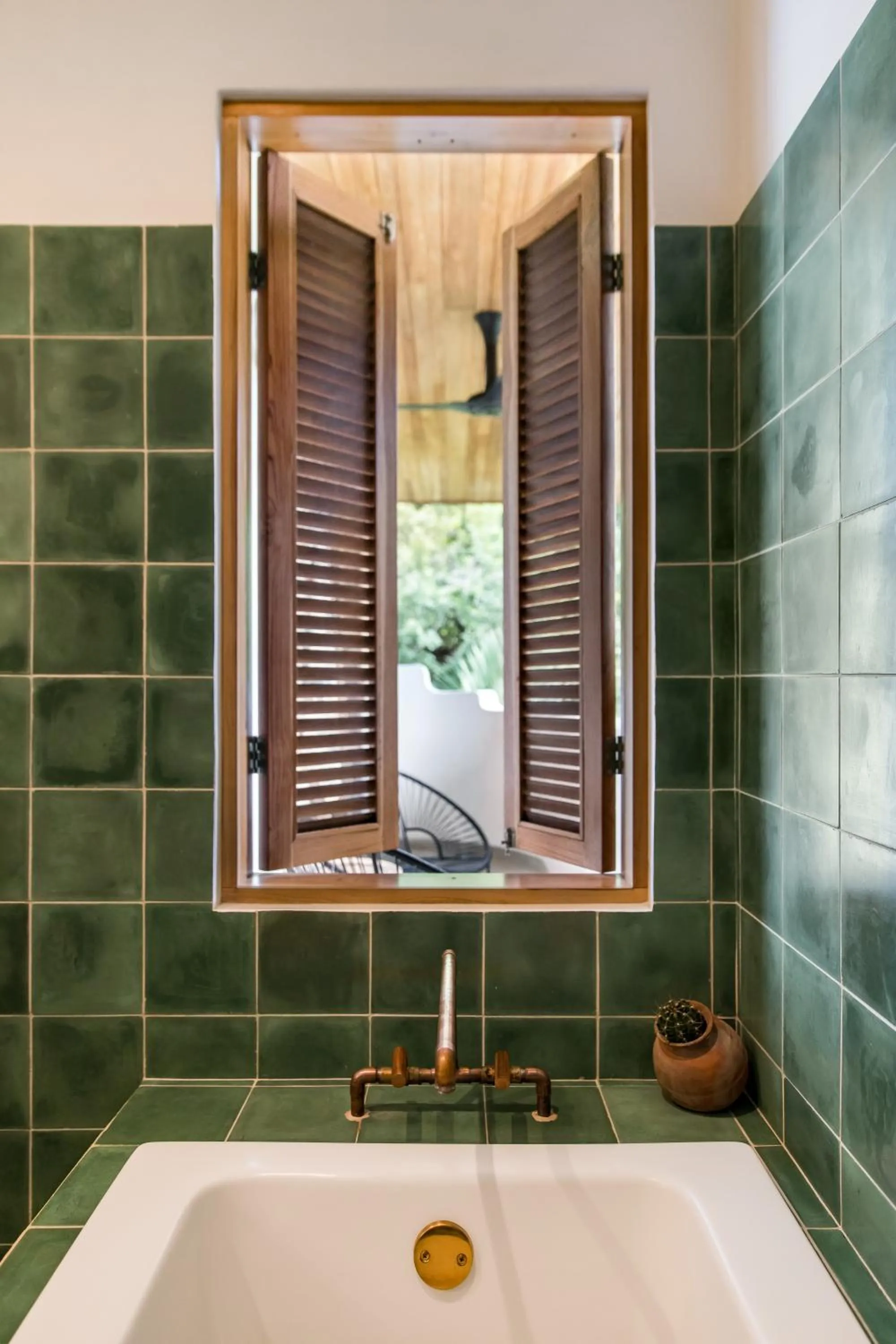 Bath in The Nomadic Hotel