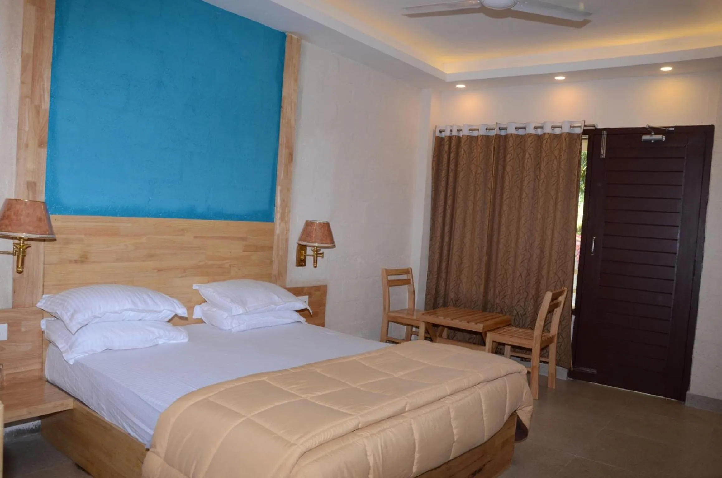 Bedroom, Bed in Coconhuts Beach Resort