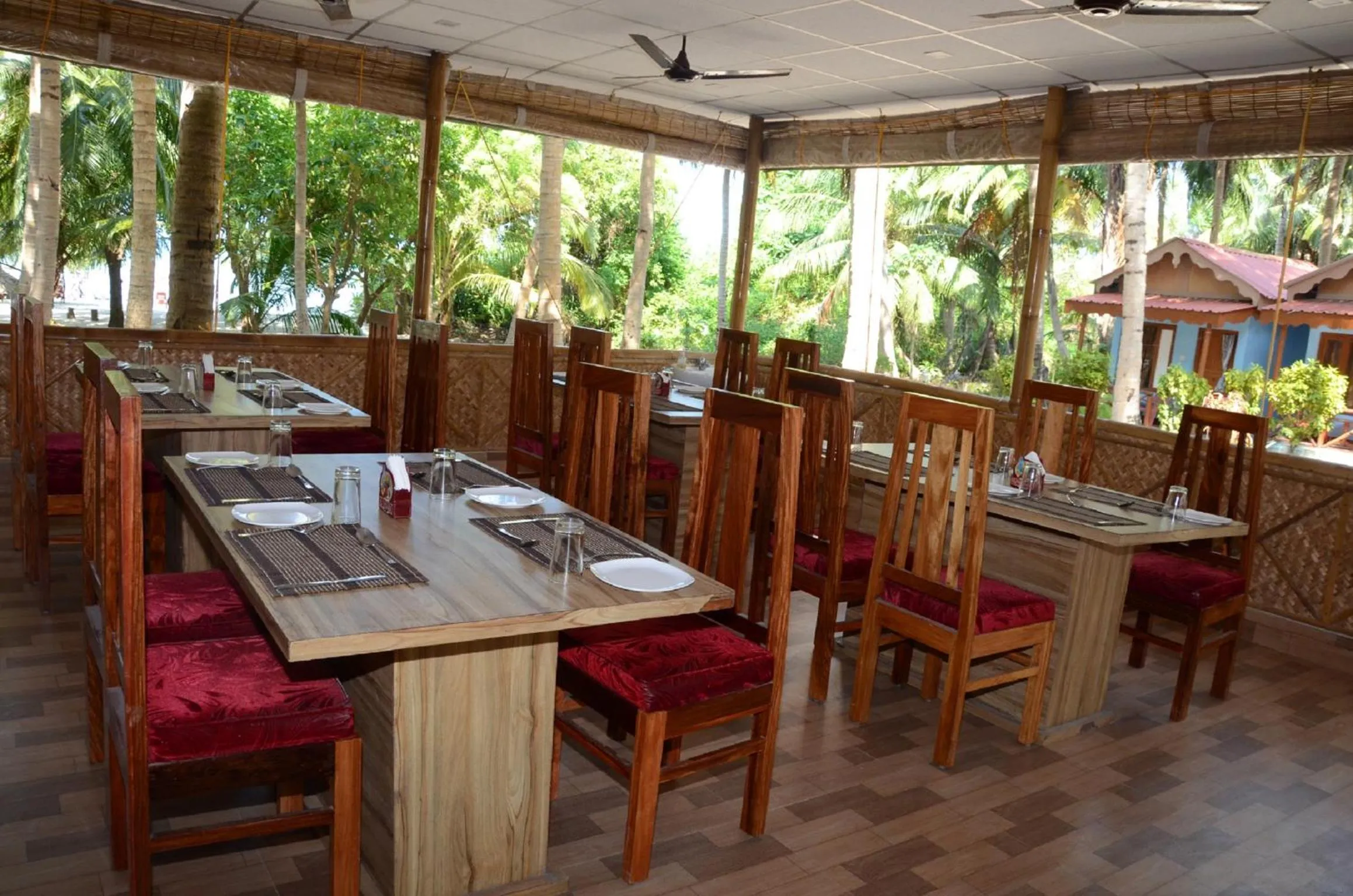 Restaurant/places to eat in Coconhuts Beach Resort