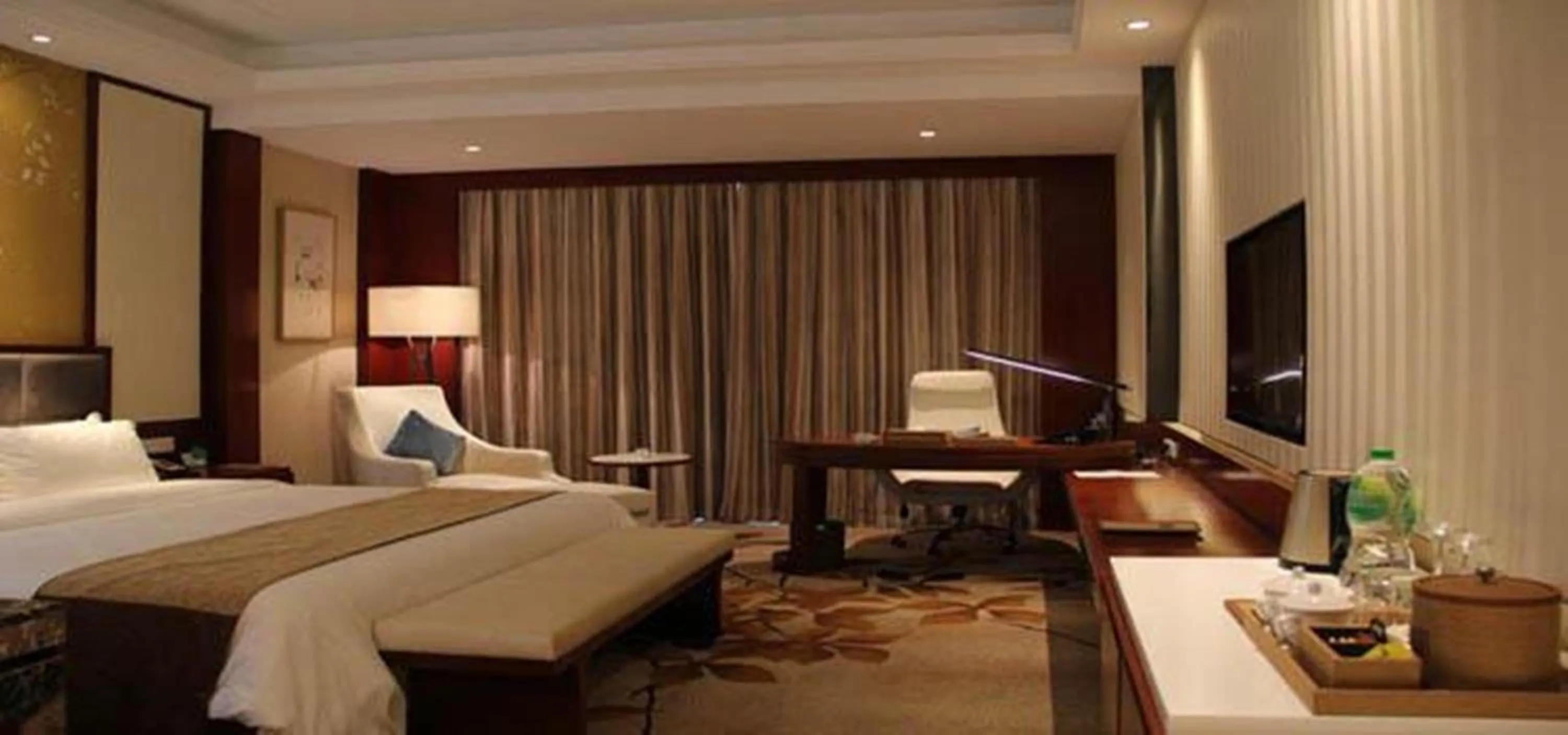 Photo of the whole room, Bed in Jiangsu Haizhou Bayview Conference Center