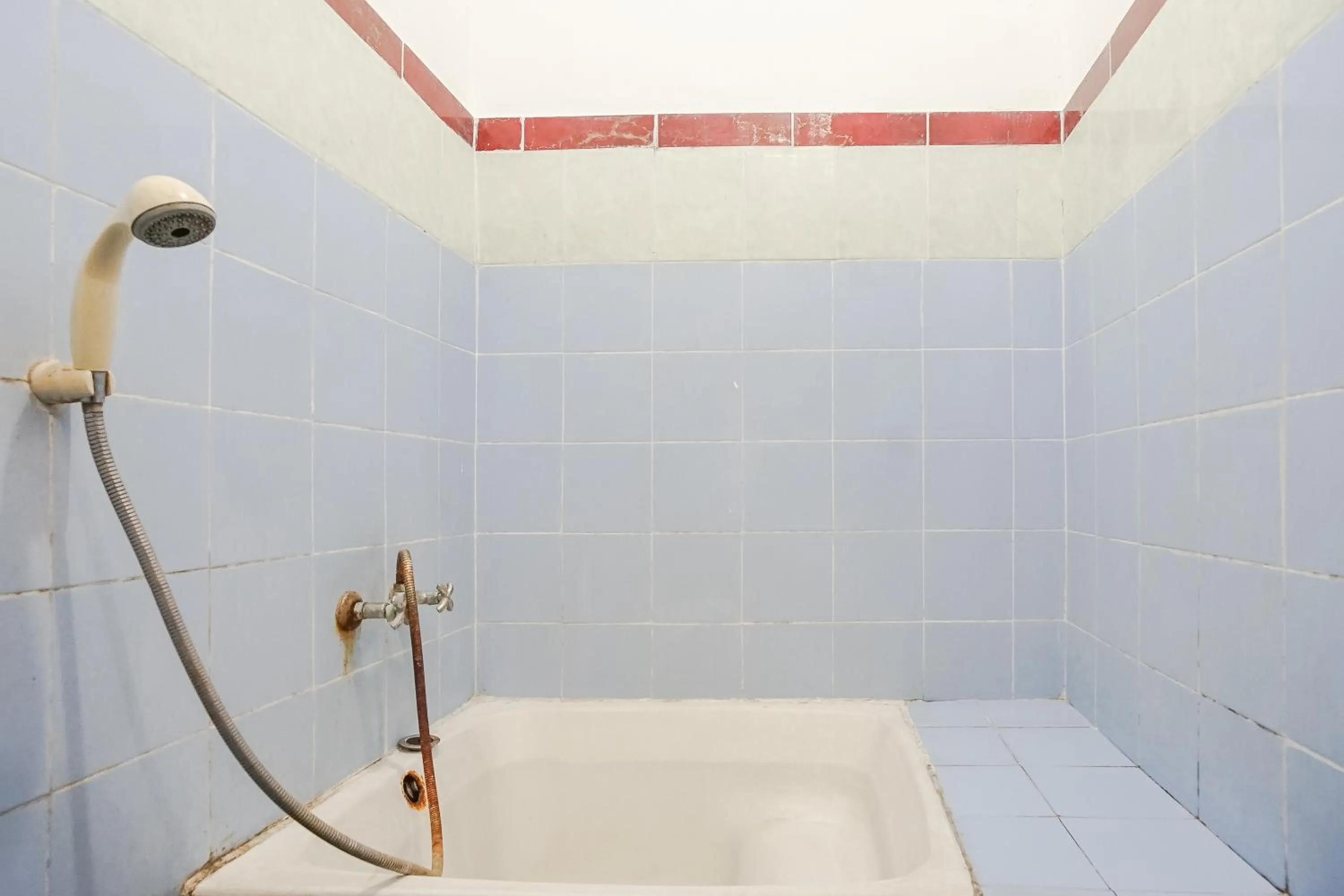 Shower in Indopurejoy House - Komala Indah Cottages