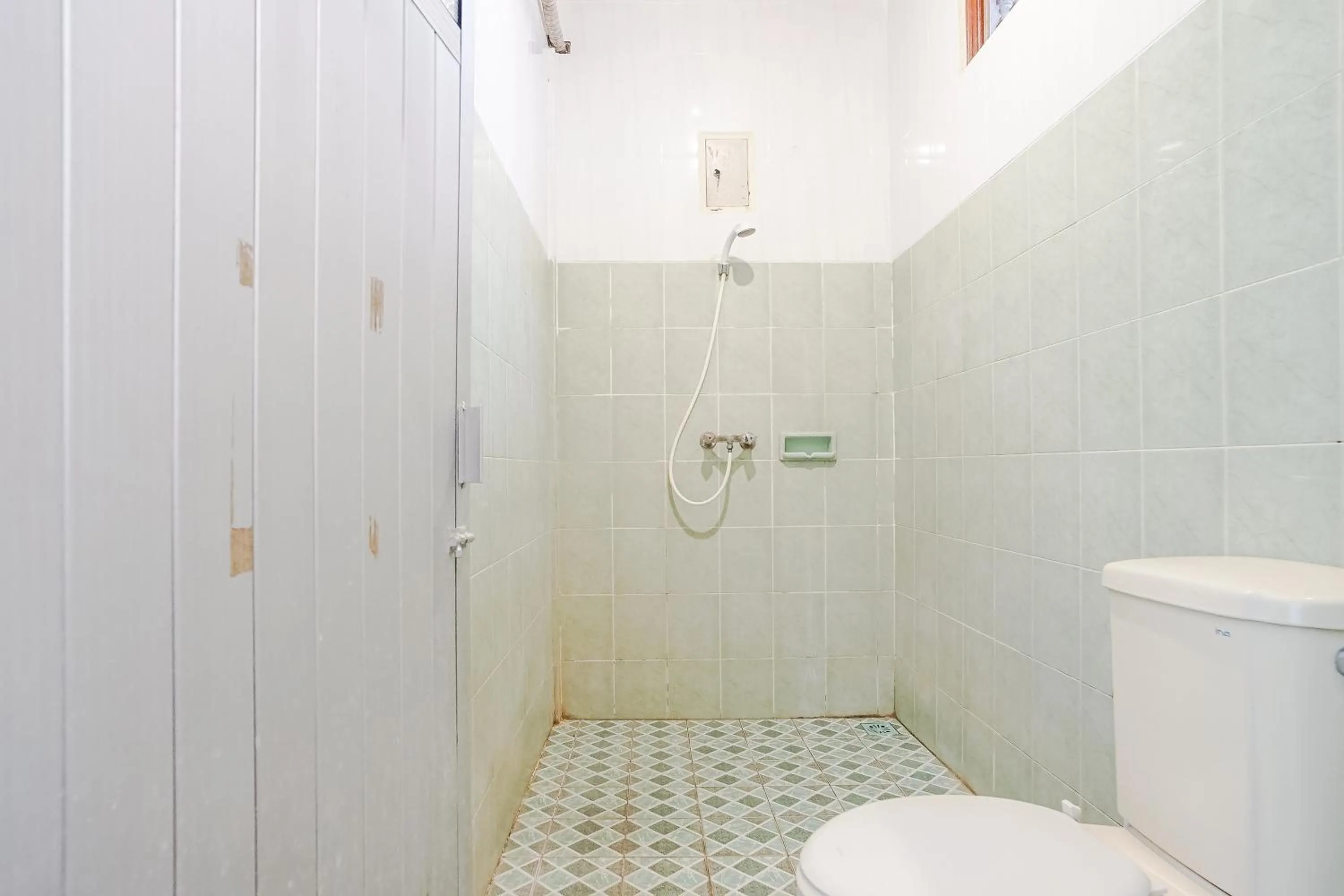 Shower in Indopurejoy House - Komala Indah Cottages