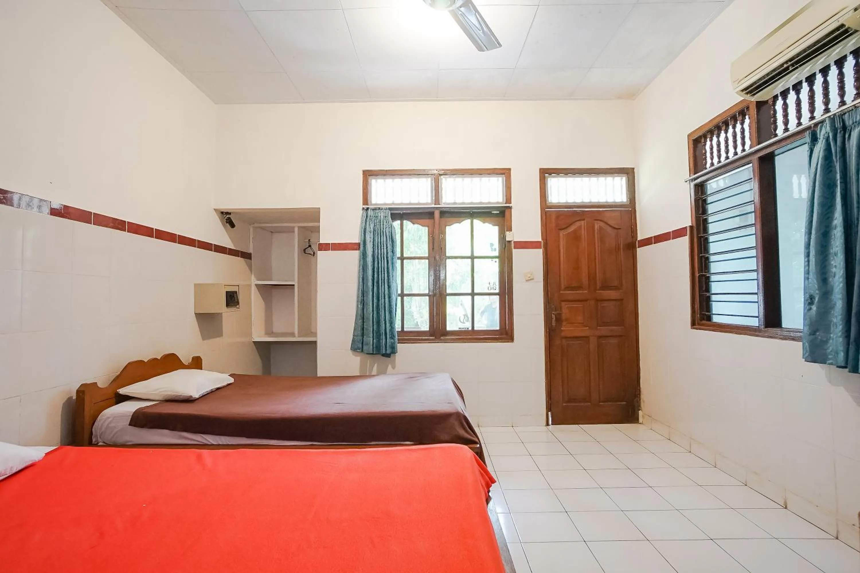 Bed in Indopurejoy House - Komala Indah Cottages