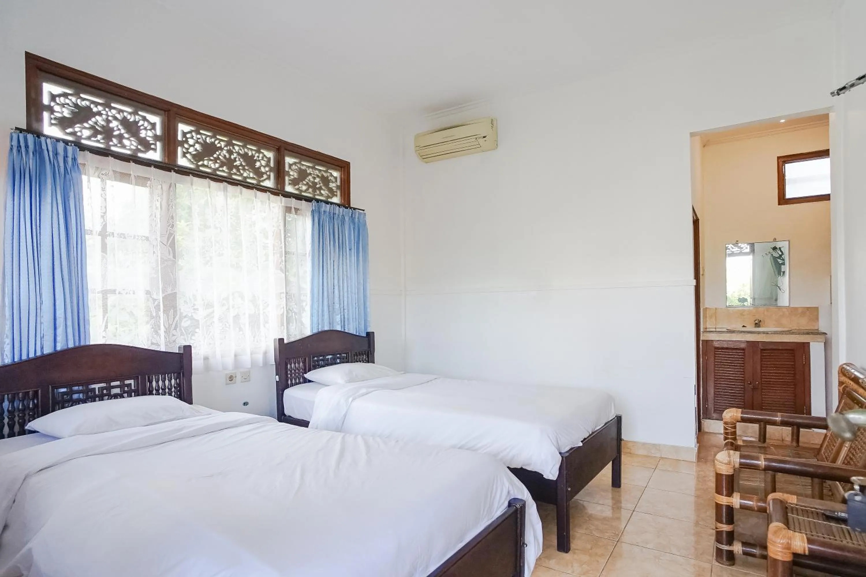 Bed in Indopurejoy House - Komala Indah Cottages