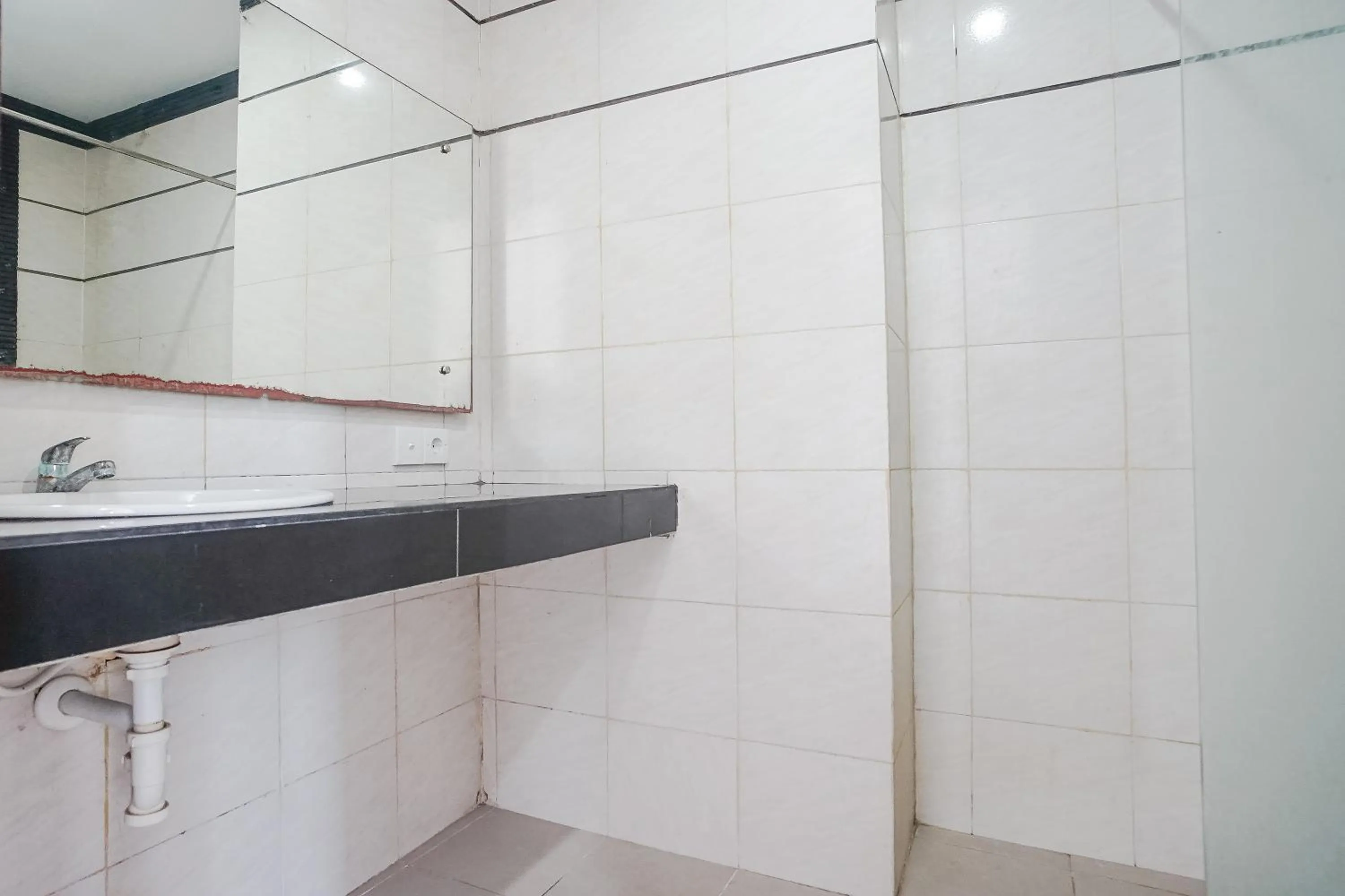 Shower in Indopurejoy House - Komala Indah Cottages