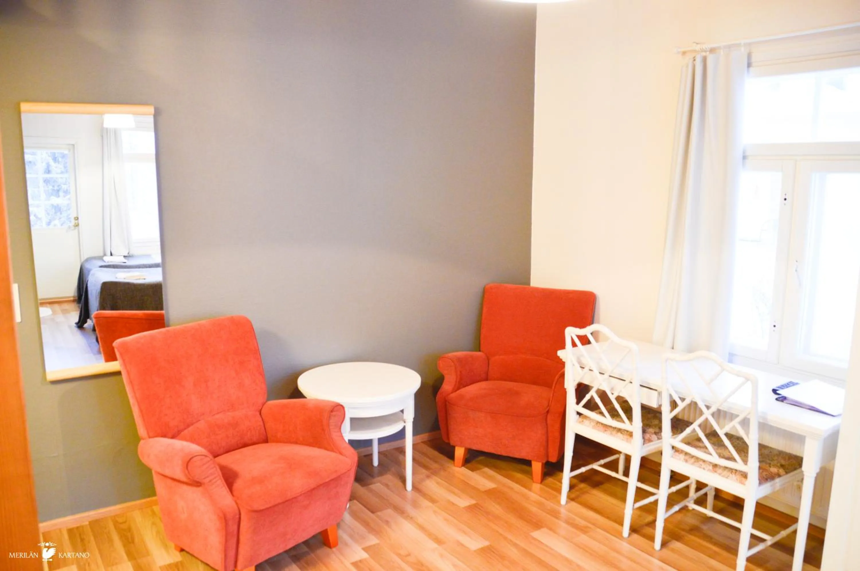 Photo of the whole room in Merilän Kartano