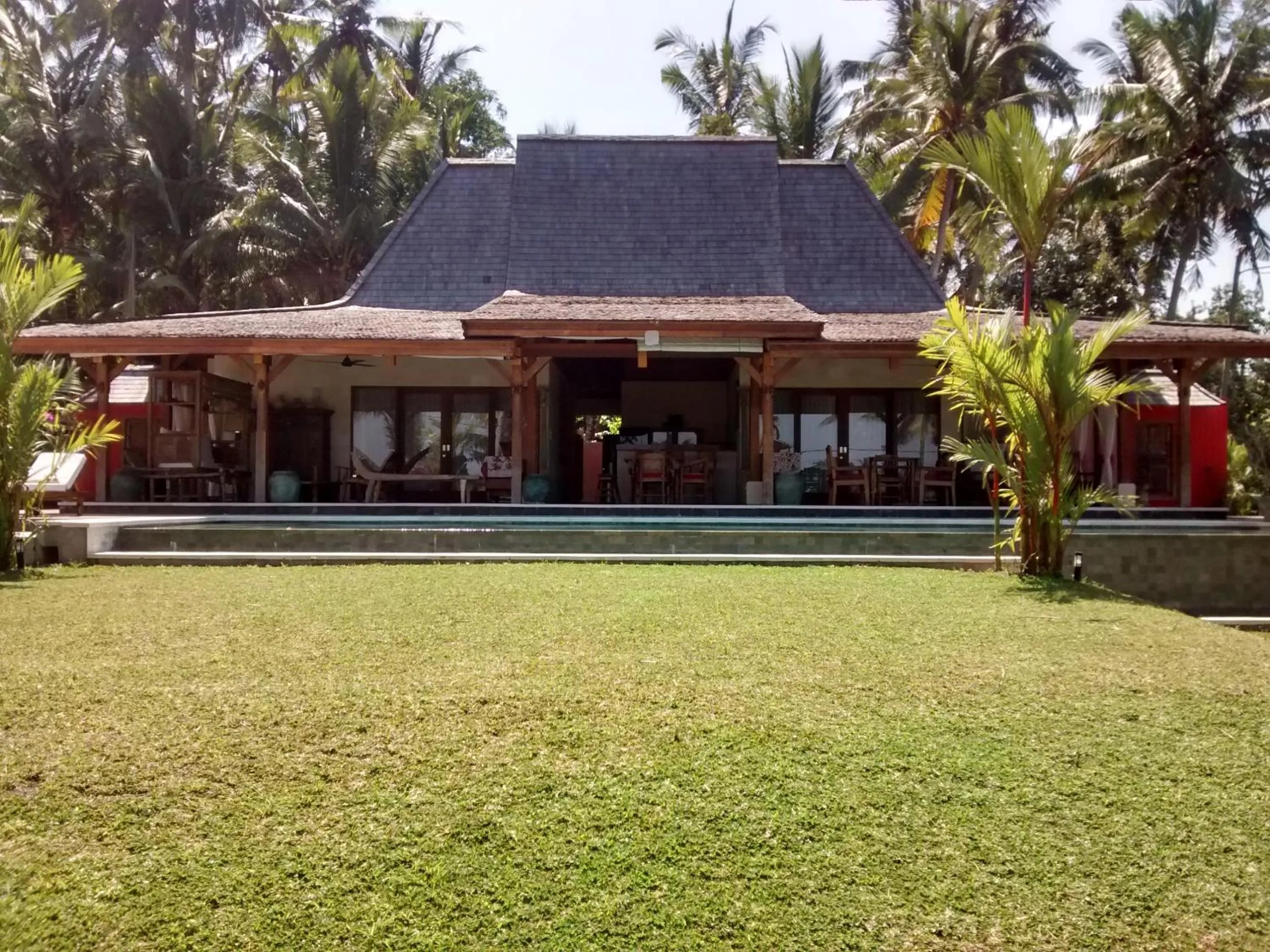 Facade/entrance in Villa Taman Kanti