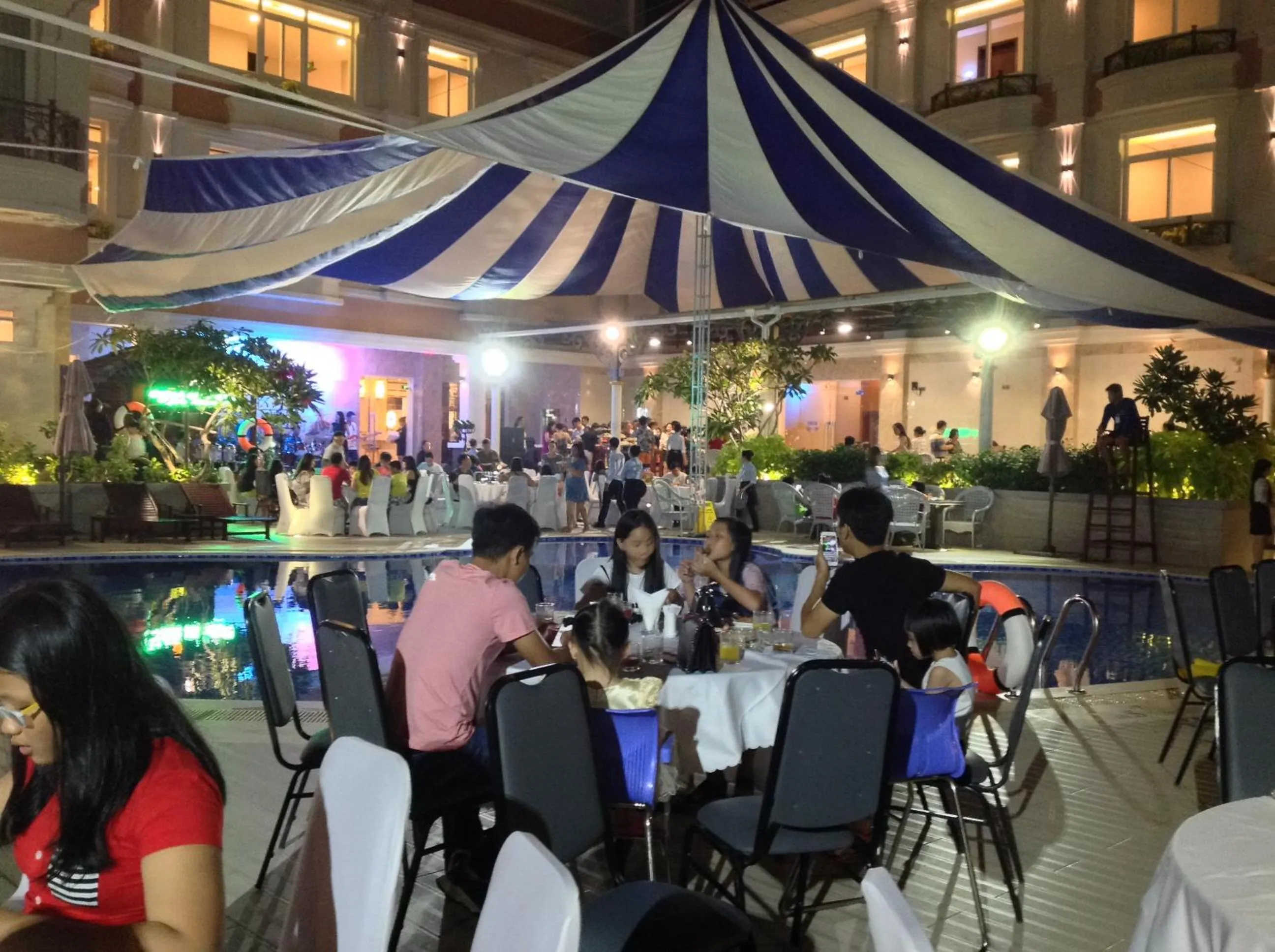 Restaurant/places to eat in Bella Vita Hotel