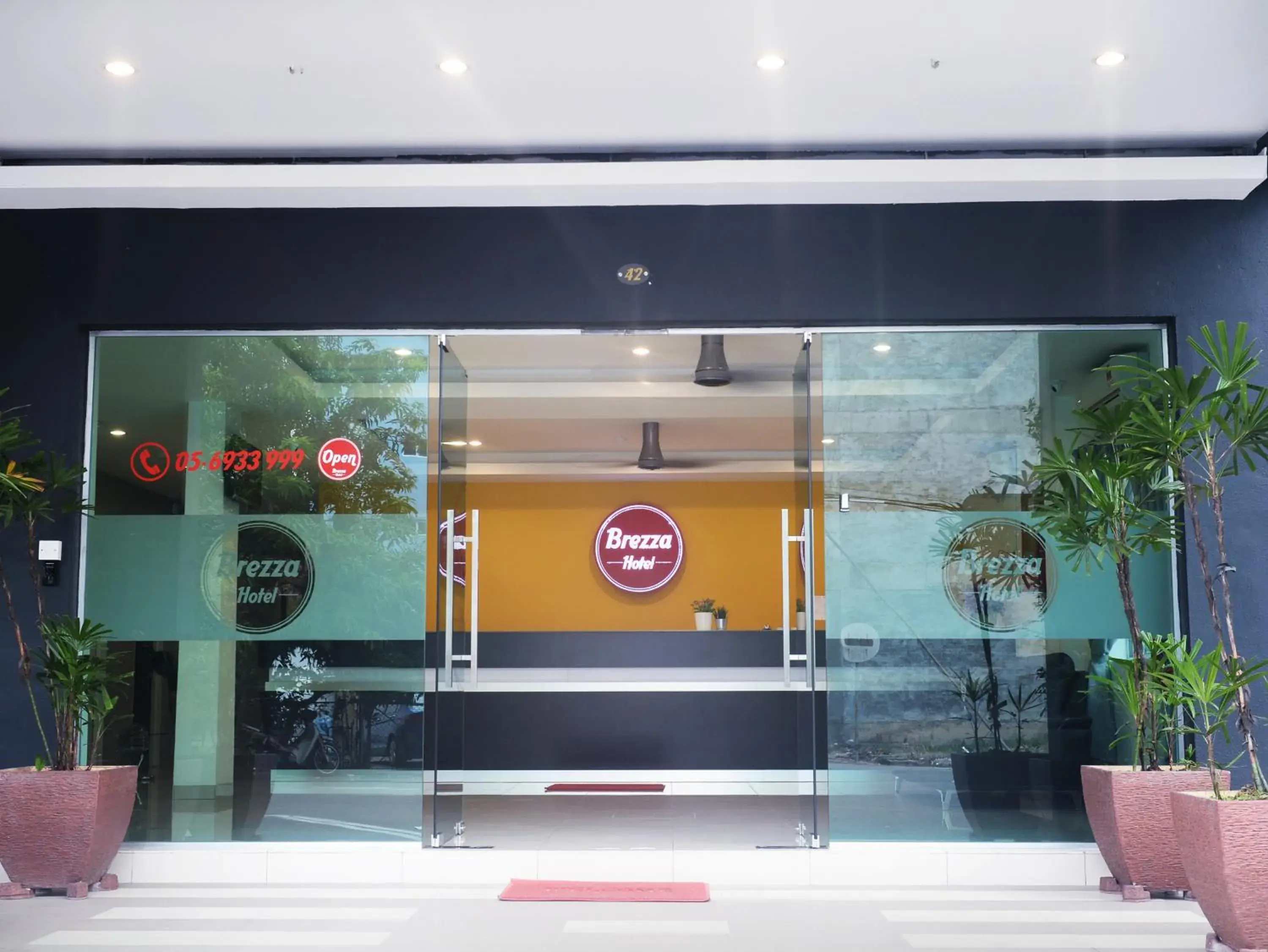 Facade/entrance in Brezza Hotel Sitiawan Facade/entrance in Brezza Hotel Sitiawan