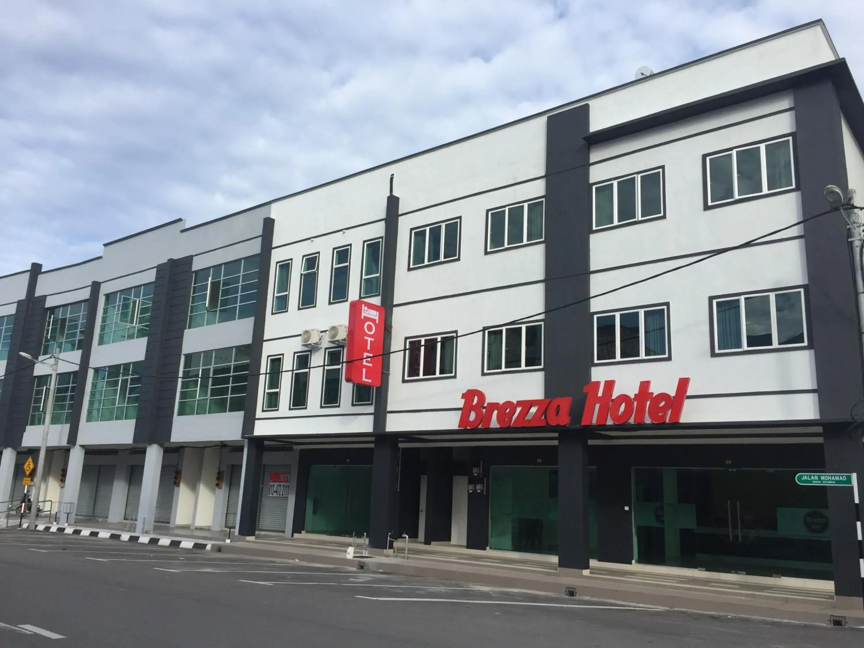 Facade/entrance in Brezza Hotel Sitiawan Facade/entrance in Brezza Hotel Sitiawan