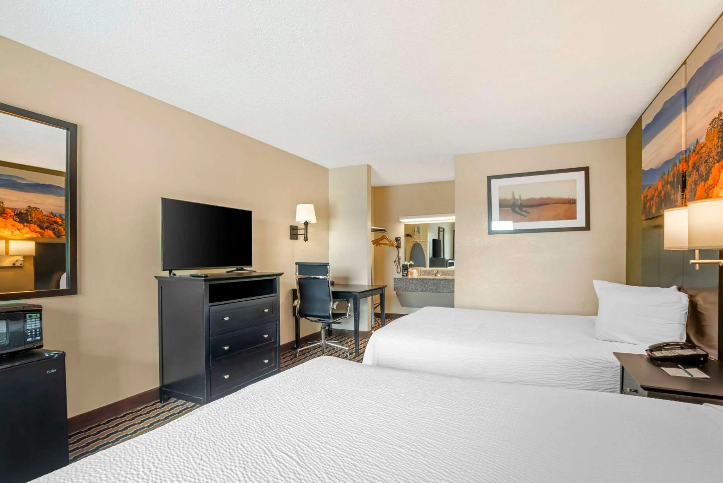 Bedroom, Bed in Quality Inn near Speedway