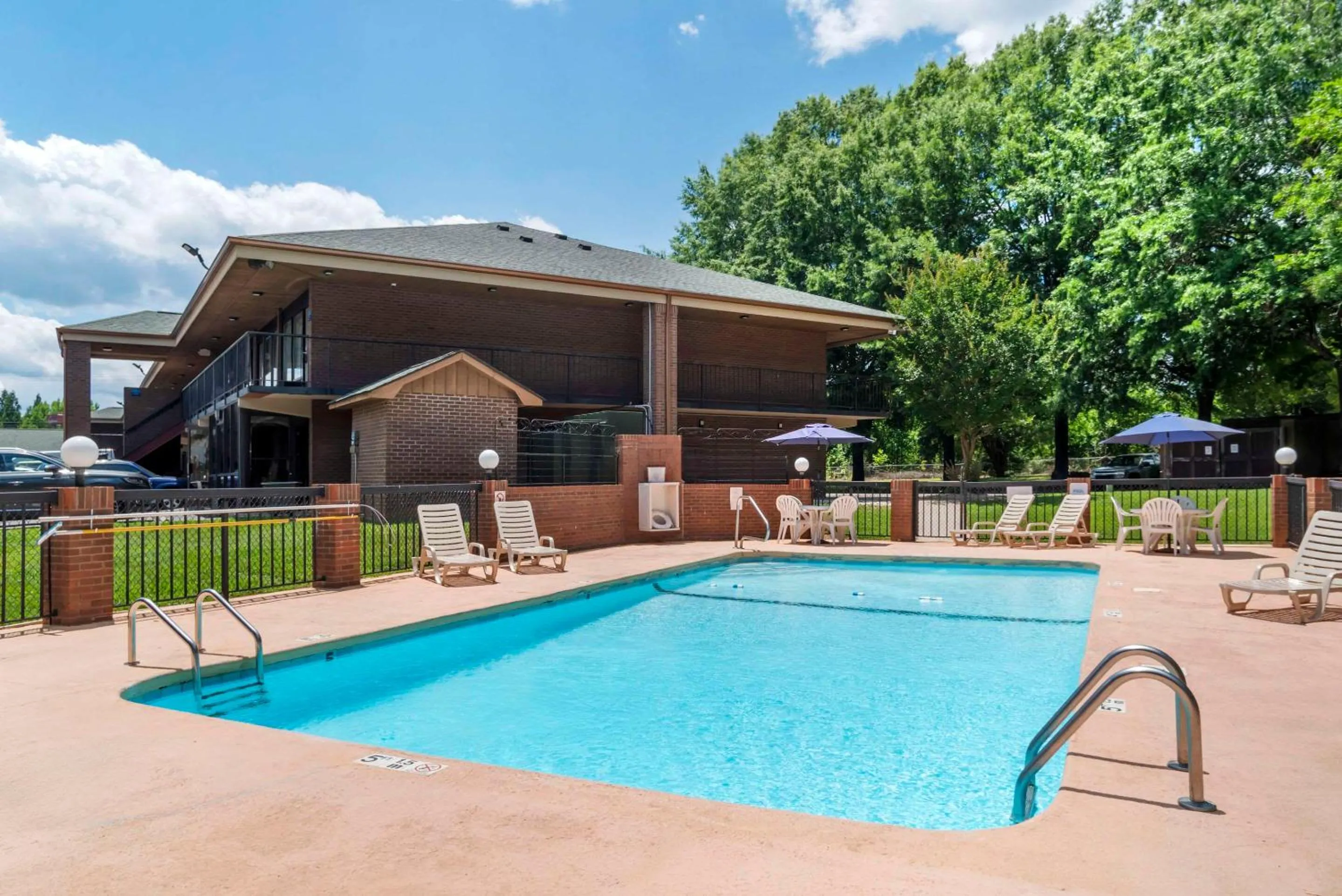 Swimming pool in Quality Inn near Speedway