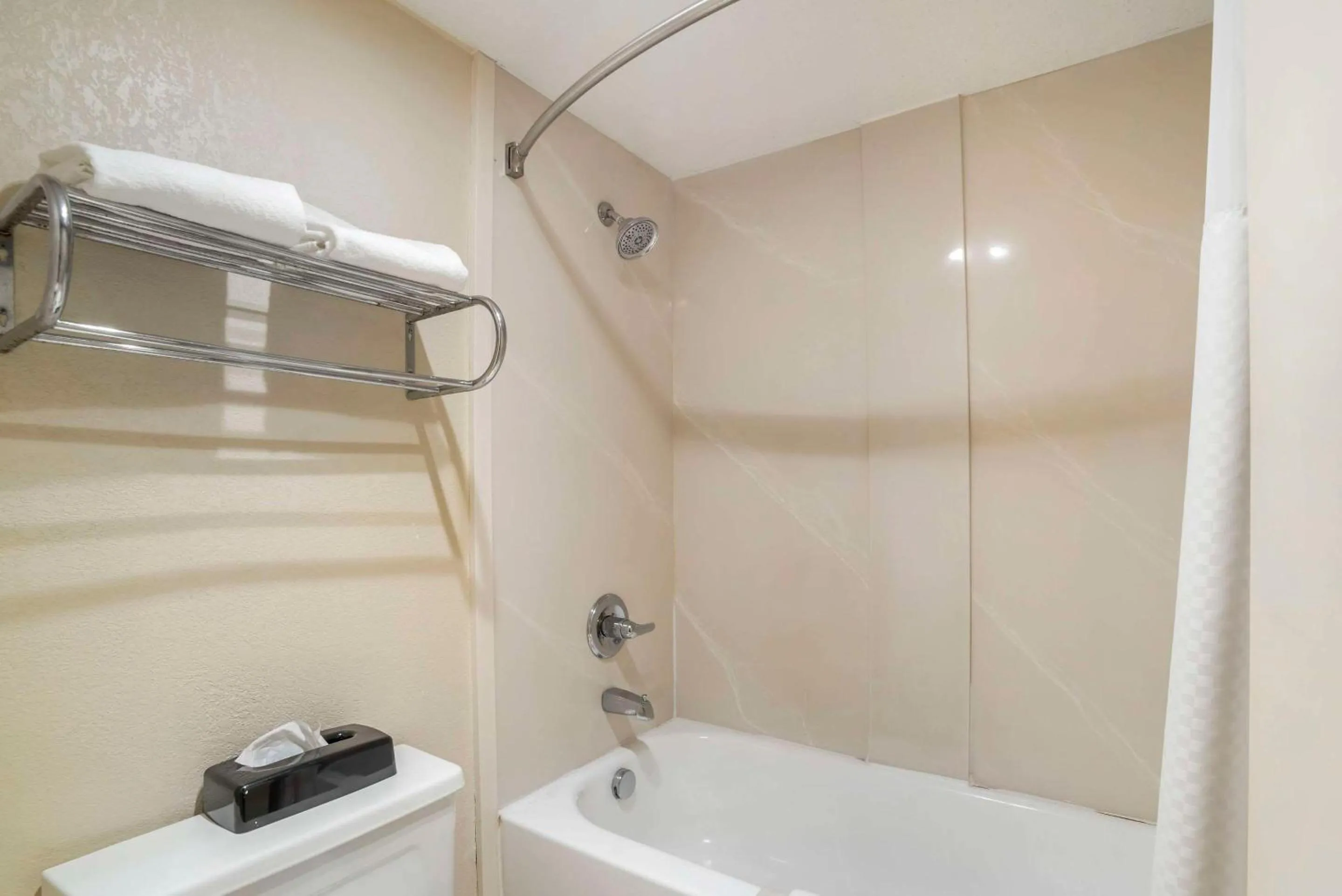 Bedroom in Quality Inn near Speedway