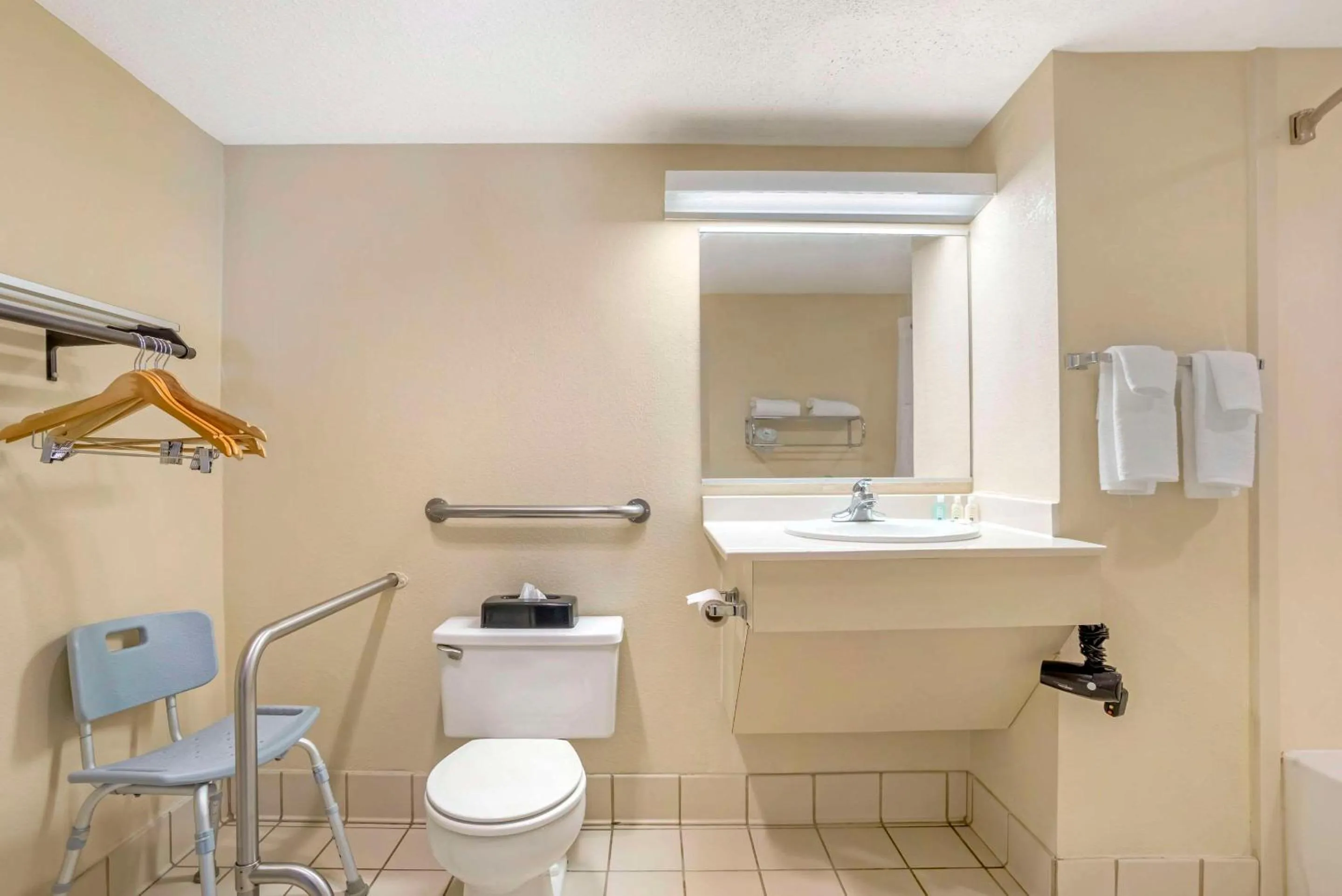 Bedroom in Quality Inn near Speedway