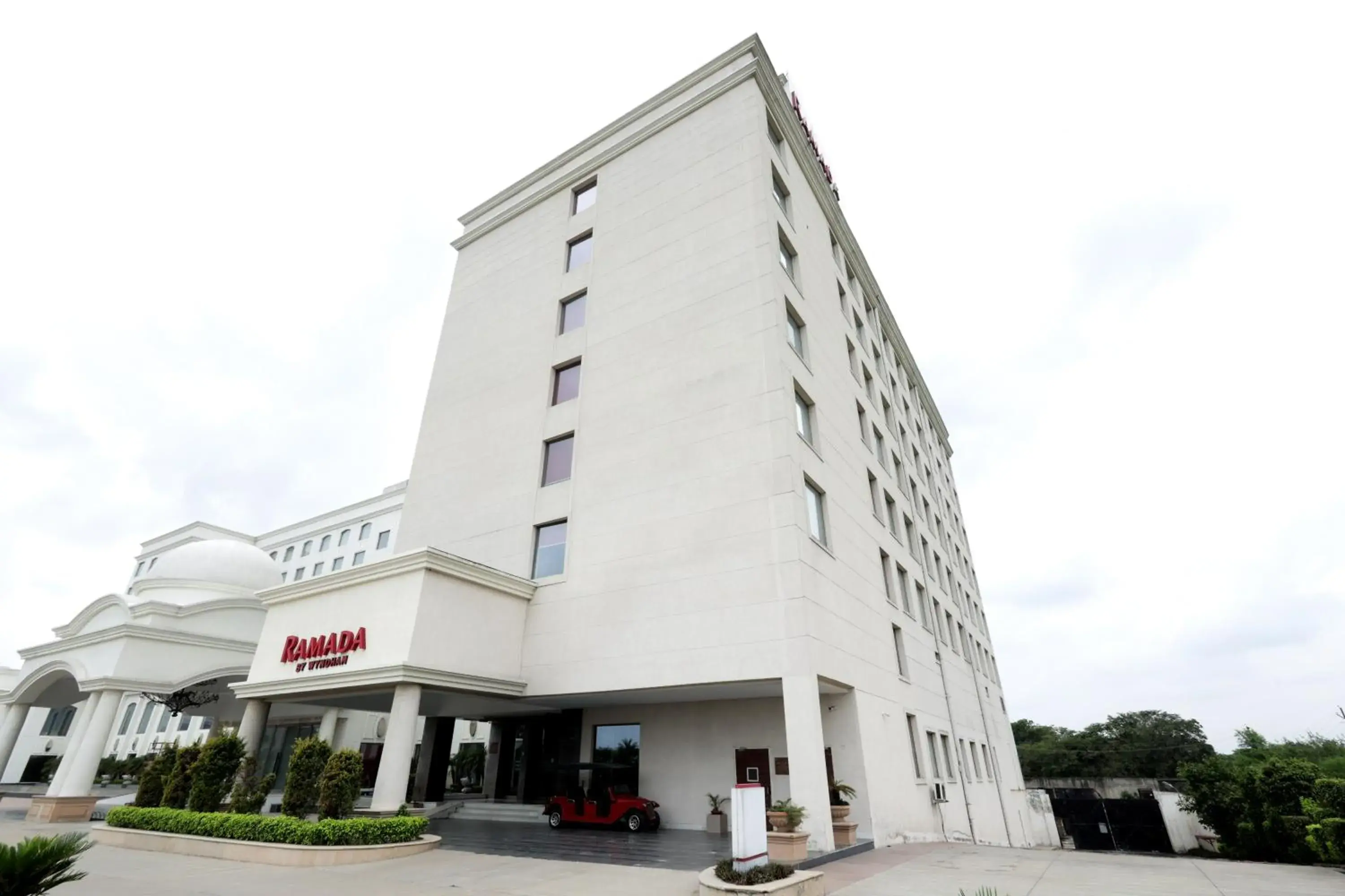 Property building in Ramada by Wyndham Lucknow Hotel and Convention Center Property building in Ramada by Wyndham Lucknow Hotel and Convention Center