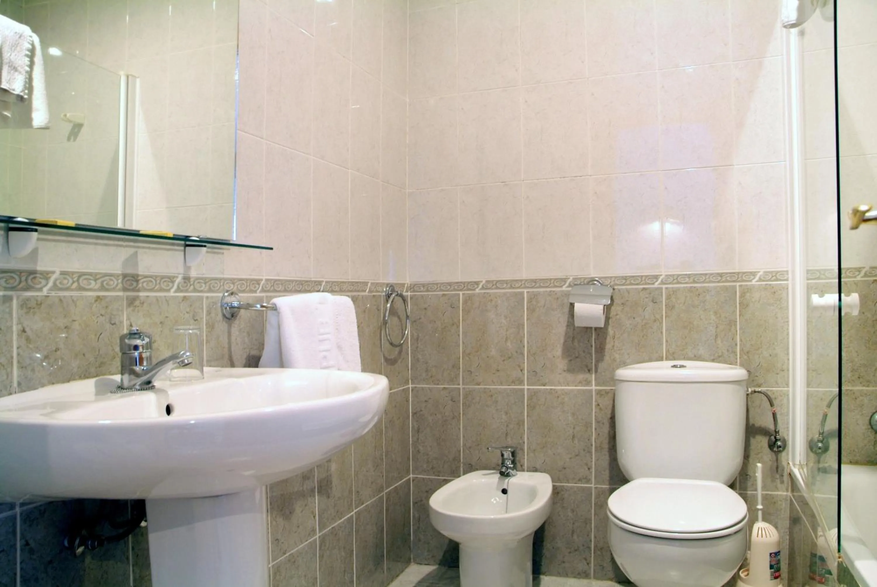 Bathroom in Hostal Arias