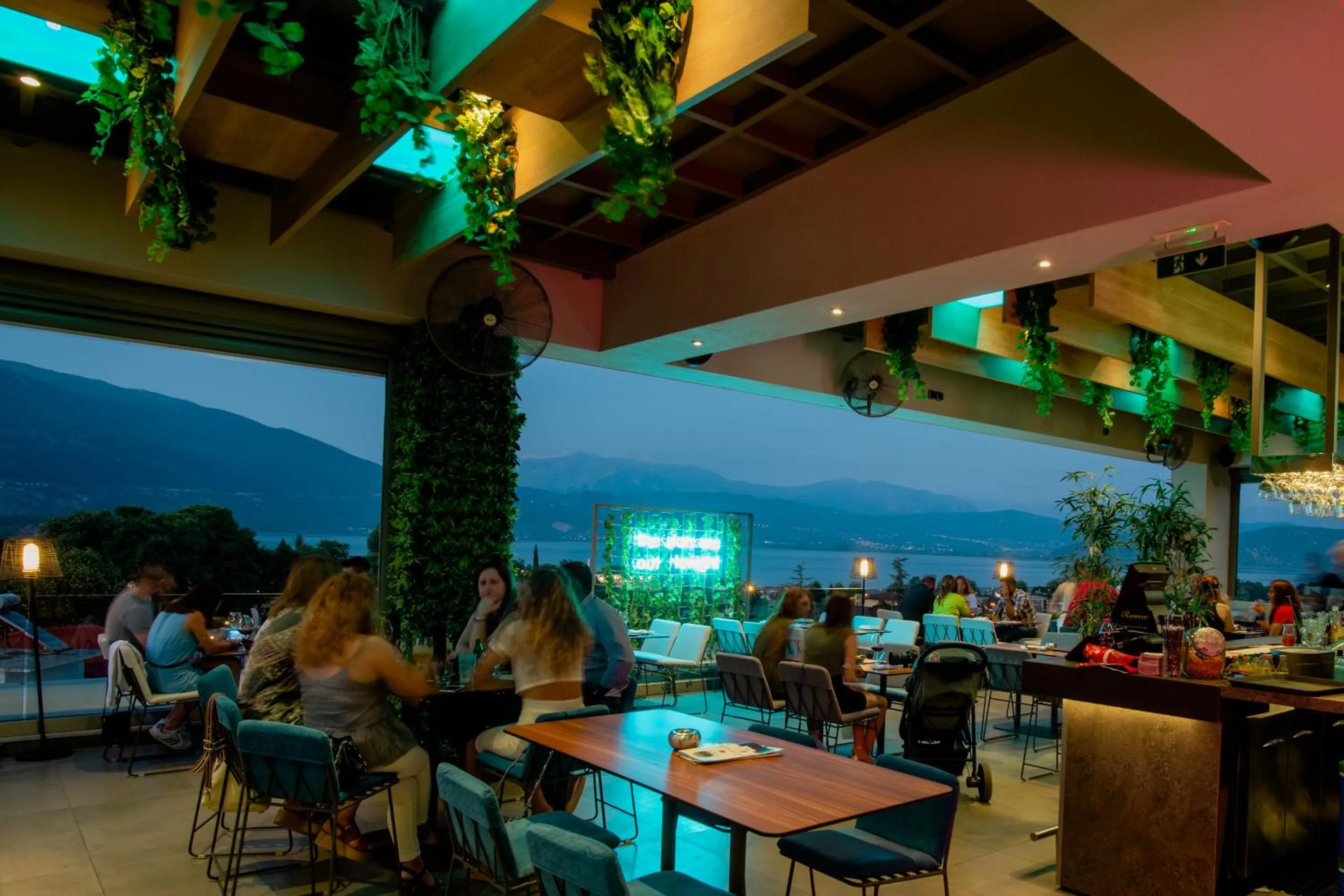 Restaurant/places to eat in SAZ City Life Boutique Hotel