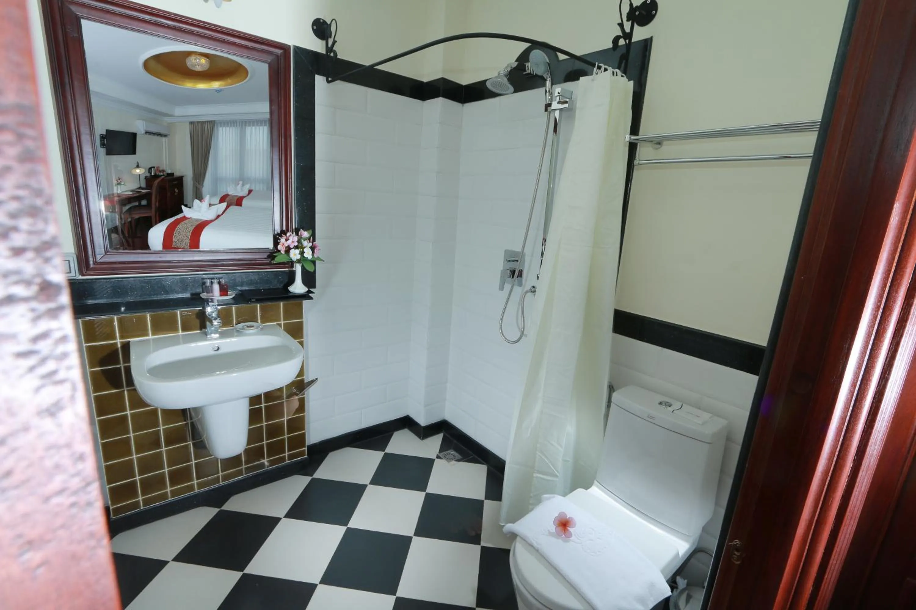 Shower in Phasouk Vien Chantra Hotel