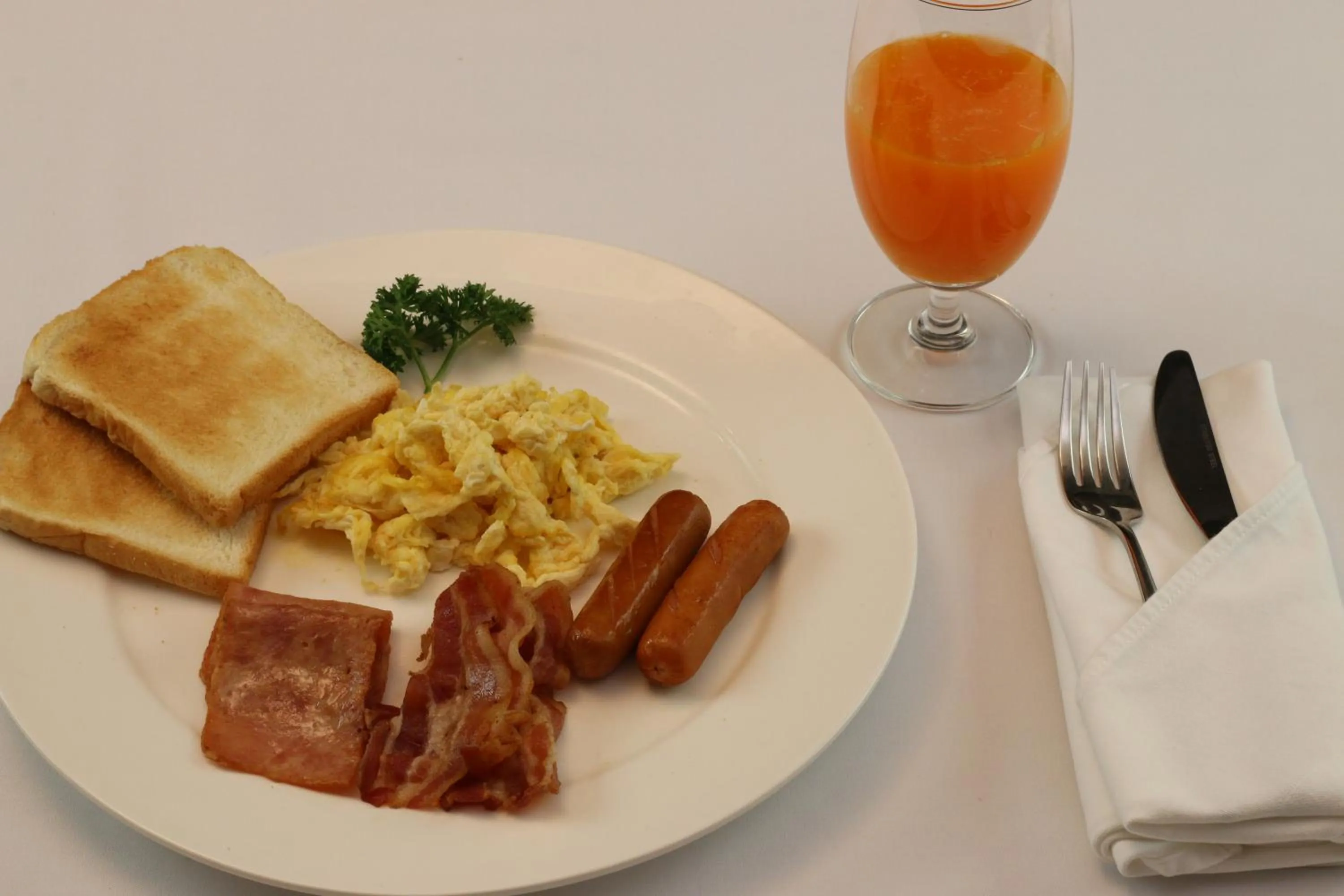 American breakfast in Phasouk Vien Chantra Hotel
