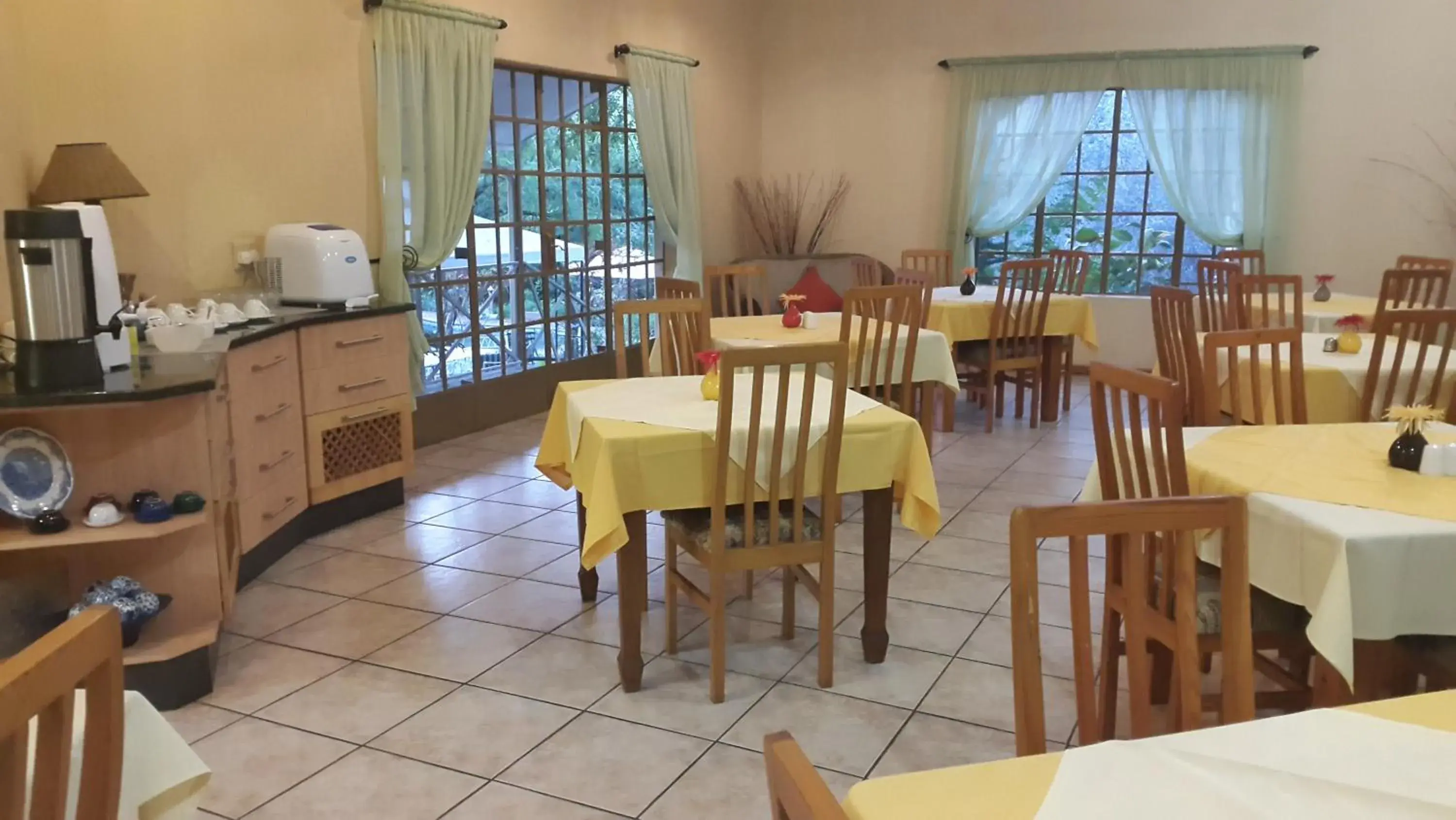 Food and drinks in Shingalana Guest Lodge Food and drinks in Shingalana Guest Lodge