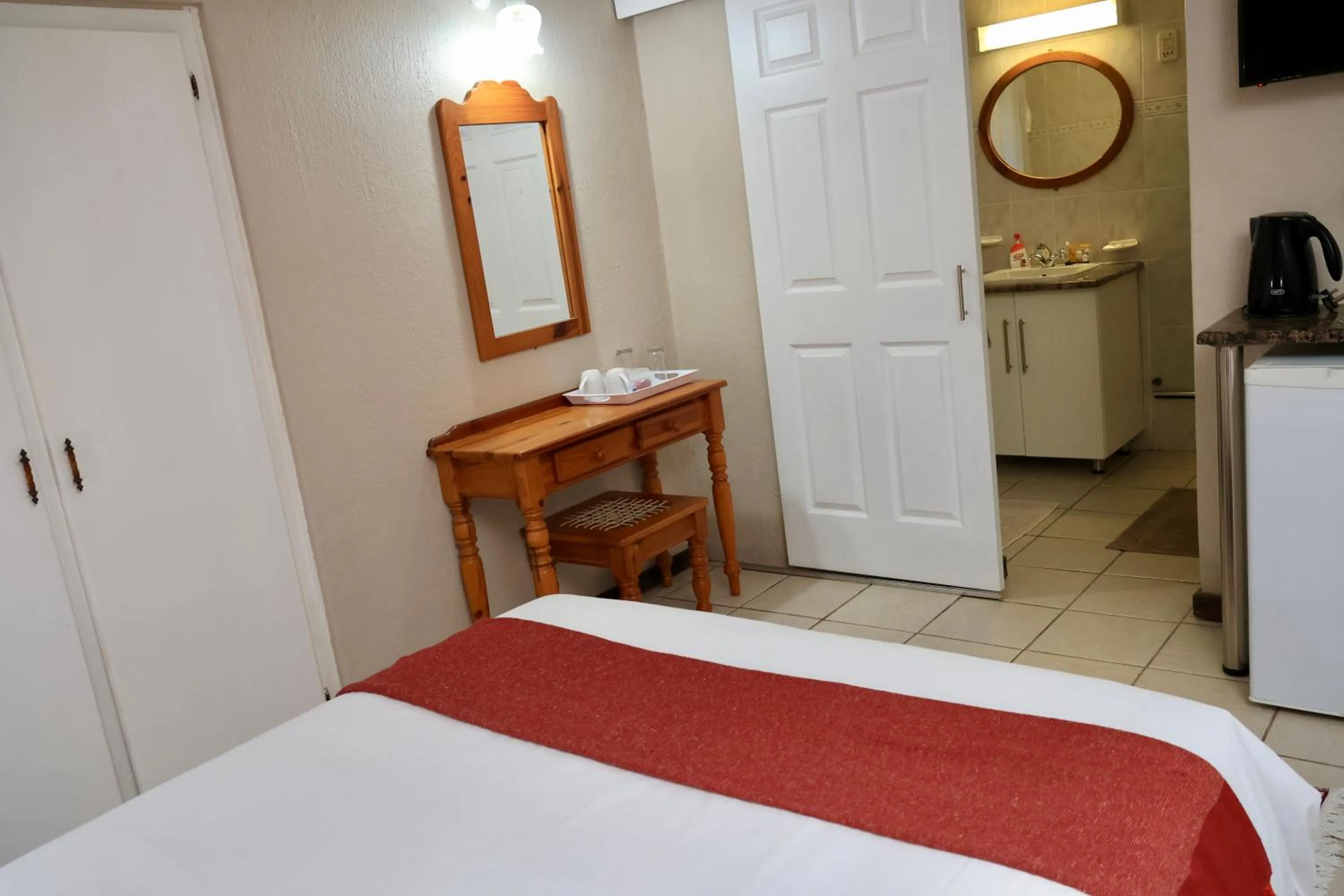 Bathroom, Bed in Shingalana Guest Lodge