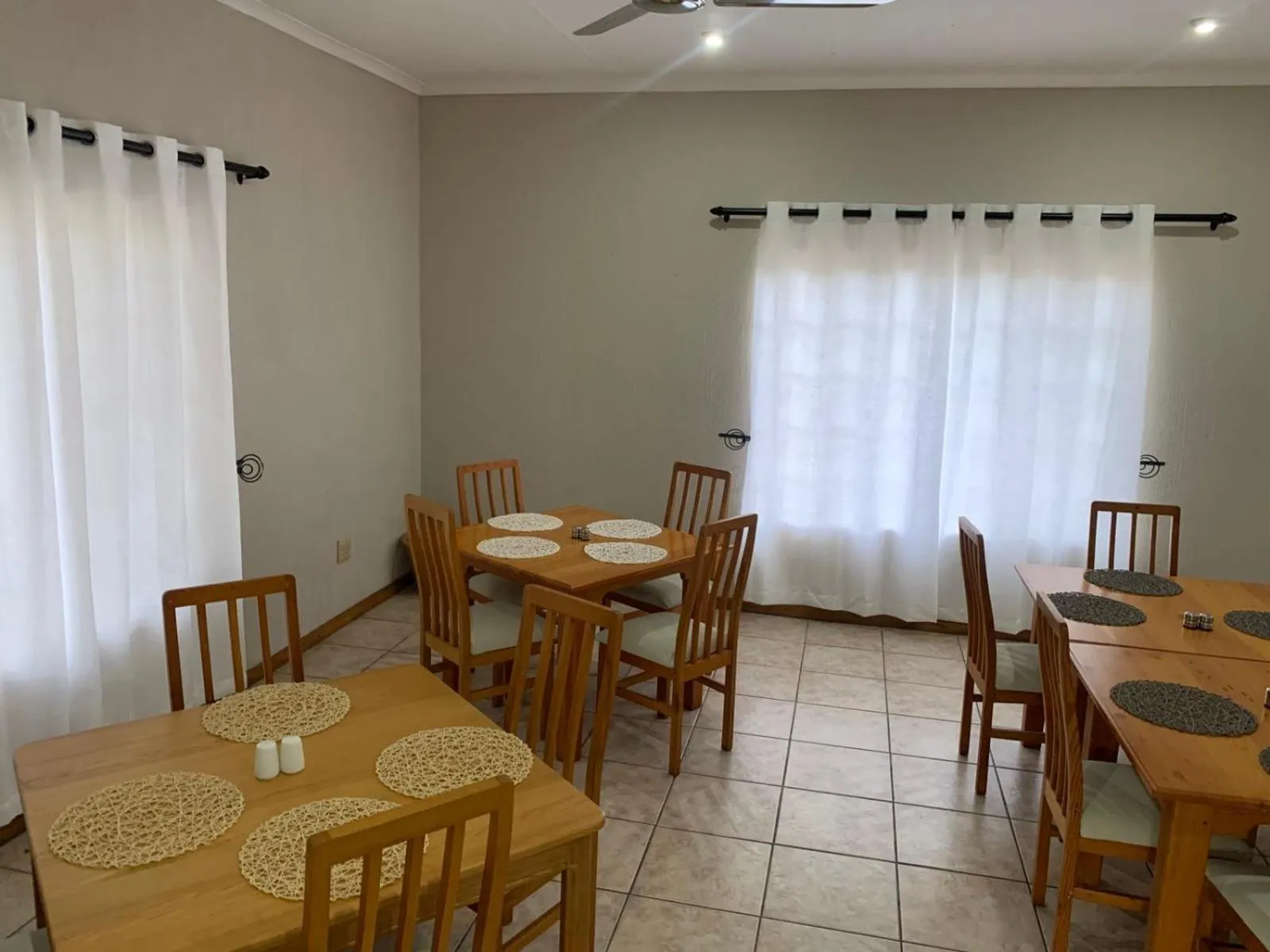 Breakfast in Shingalana Guest Lodge