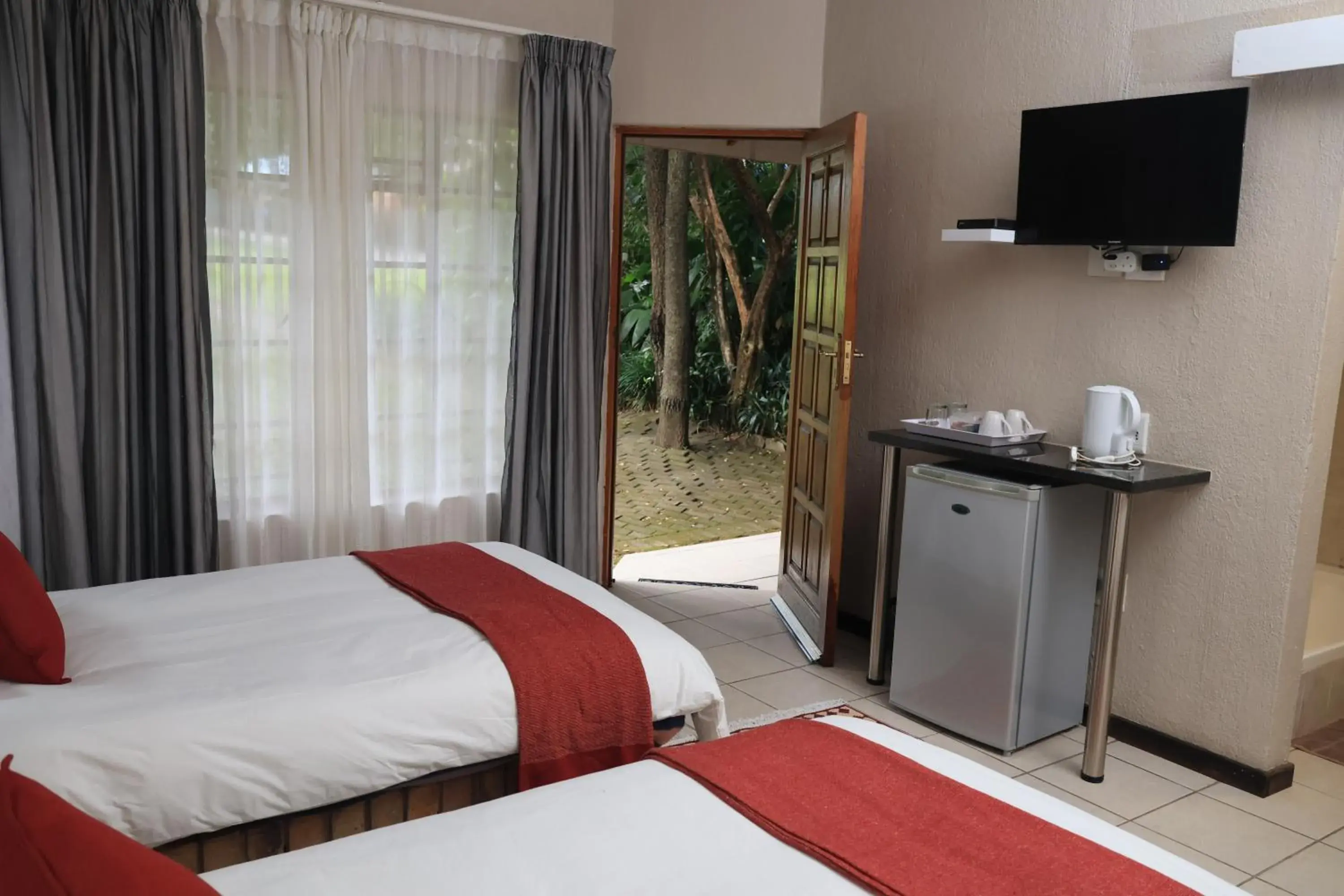 TV and multimedia, Bed in Shingalana Guest Lodge TV and multimedia, Bed in Shingalana Guest Lodge