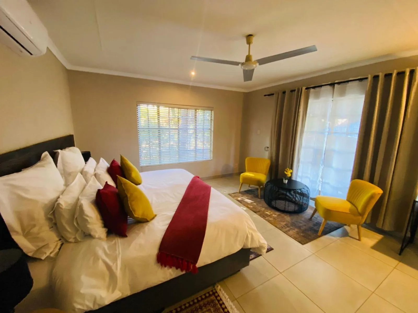 Bed in Shingalana Guest Lodge