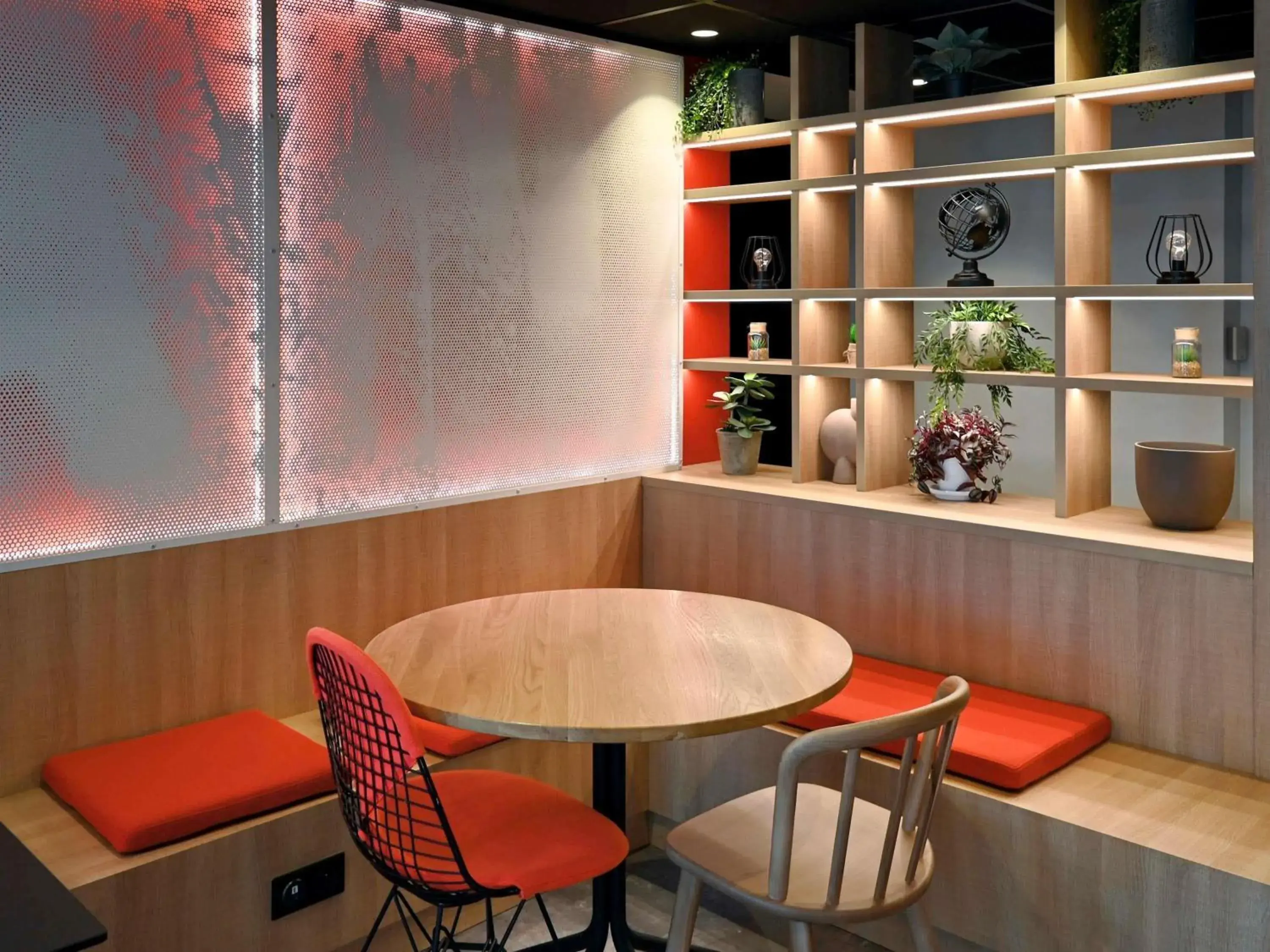 Lounge or bar in ibis Auxerre Centre Lounge or bar in ibis Auxerre Centre