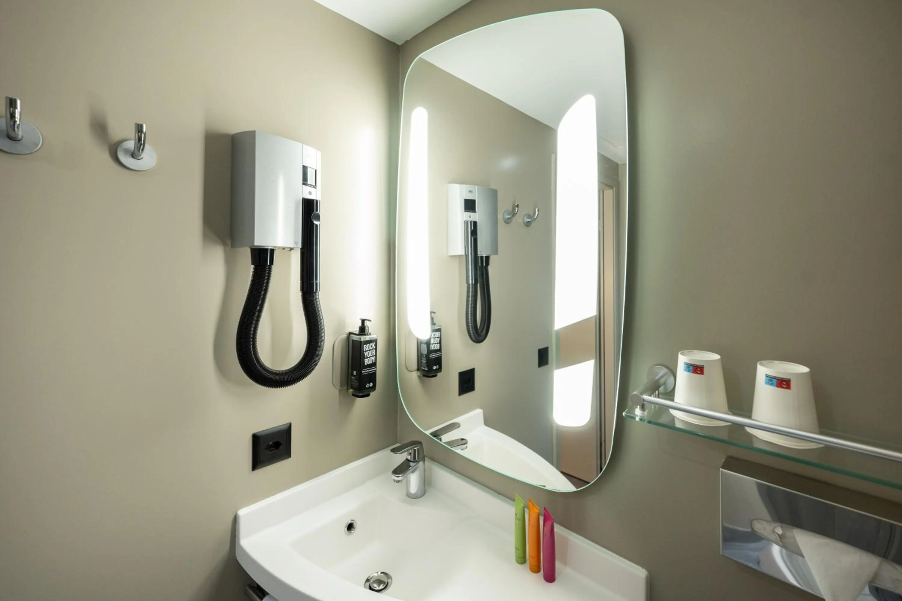 Bathroom in ibis Geneve Centre Lac