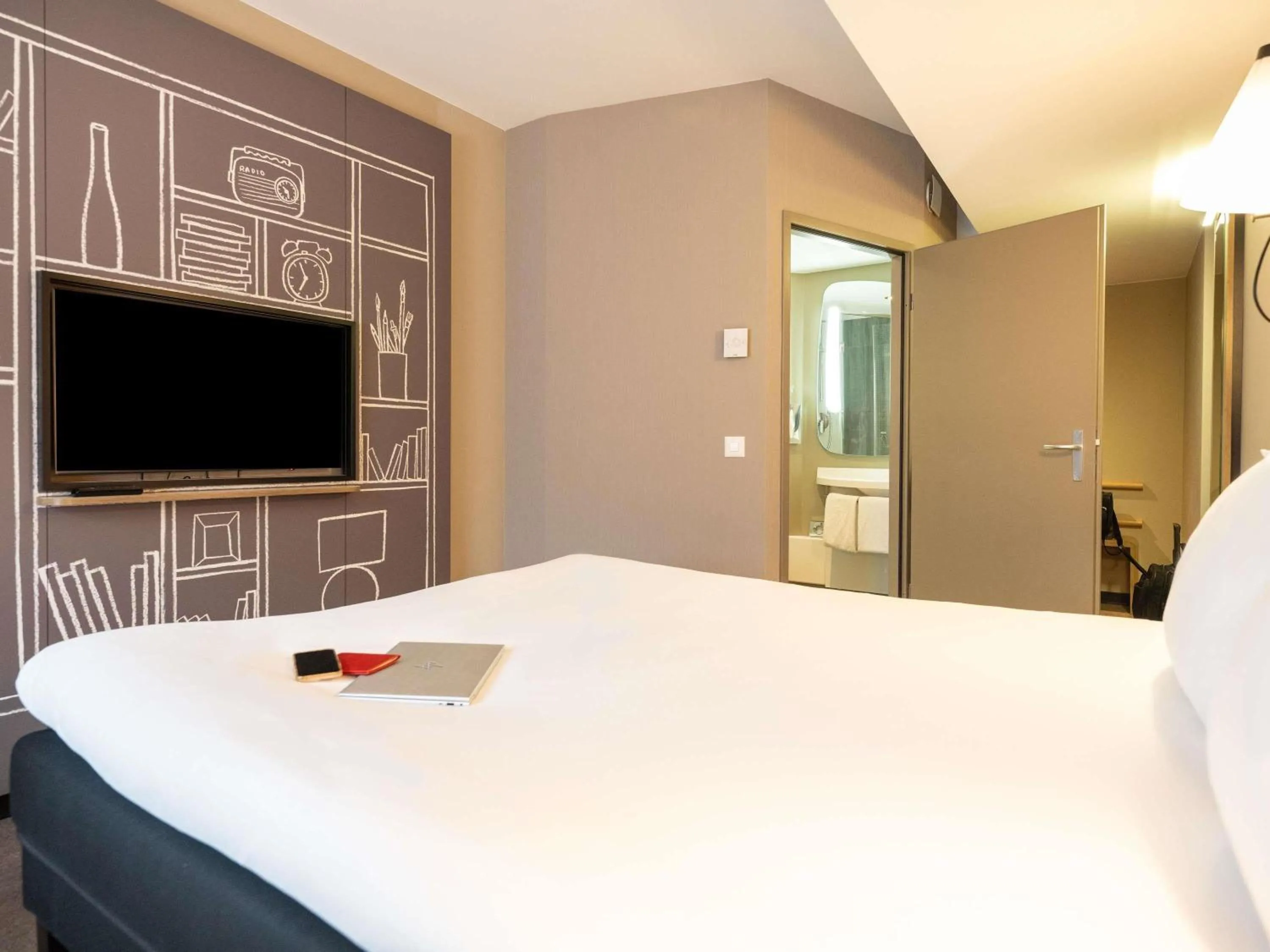 Bedroom, Bed in ibis Geneve Centre Lac