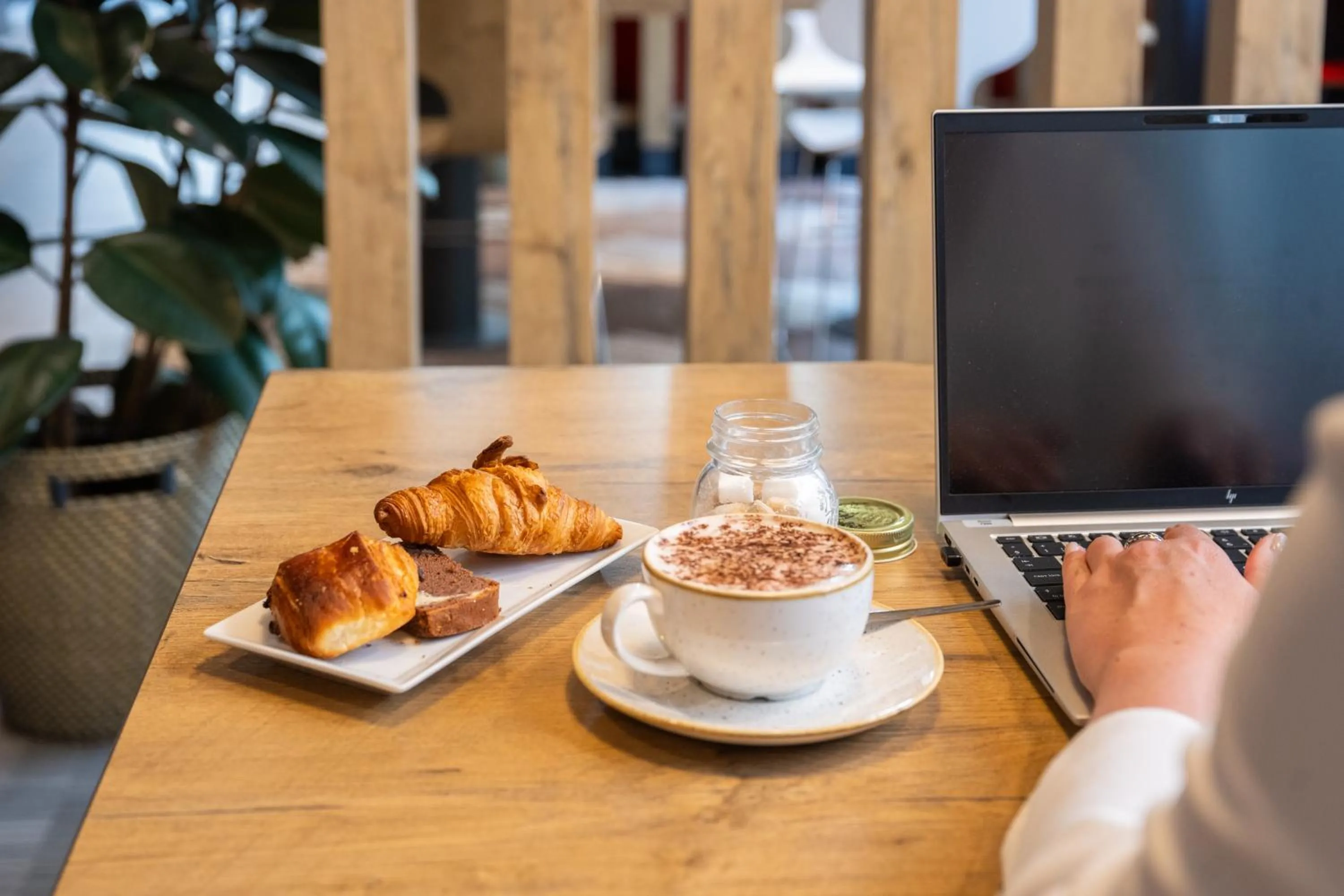 Lounge or bar in ibis Geneve Centre Lac