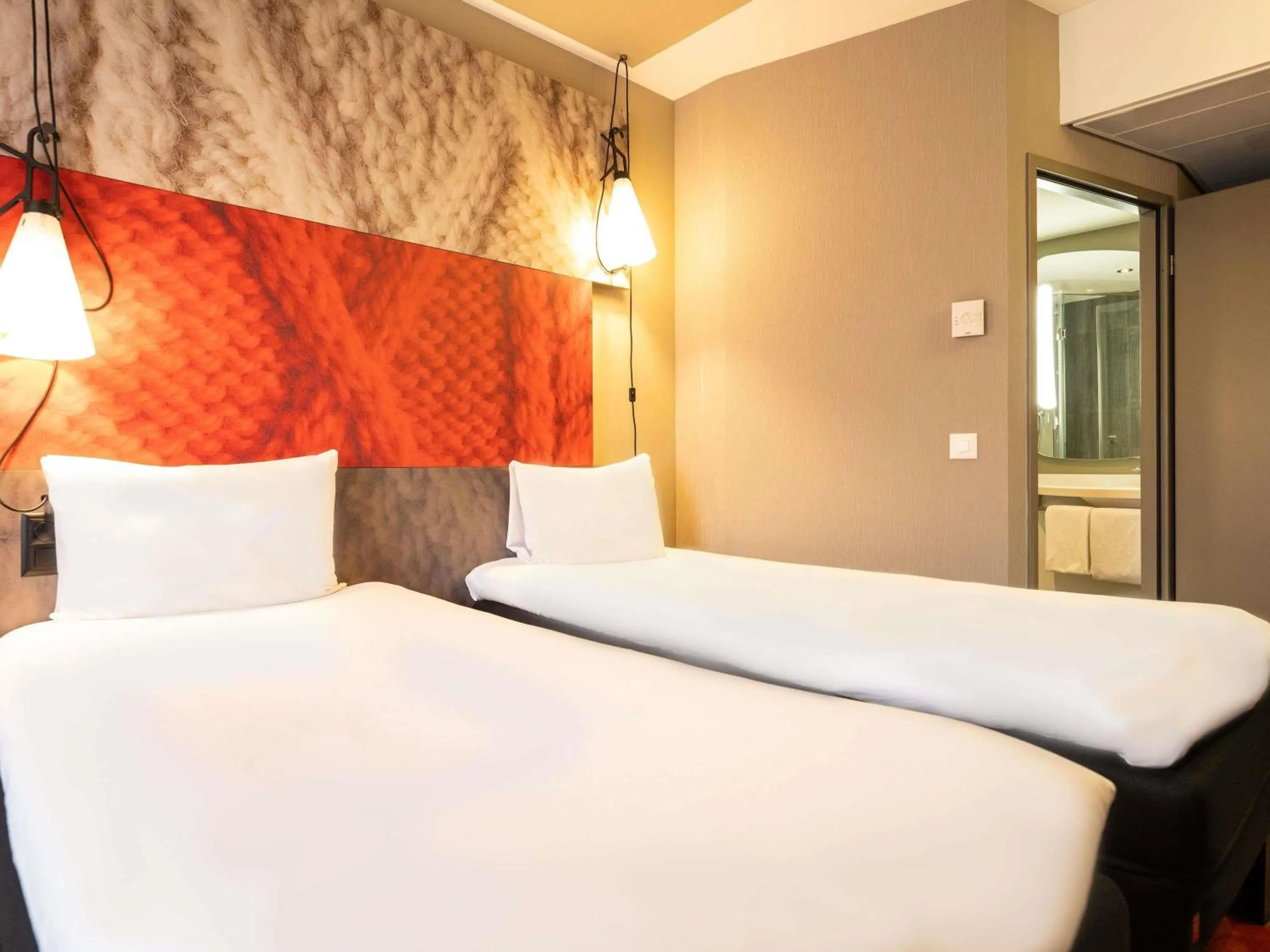 Bedroom, Bed in ibis Geneve Centre Lac