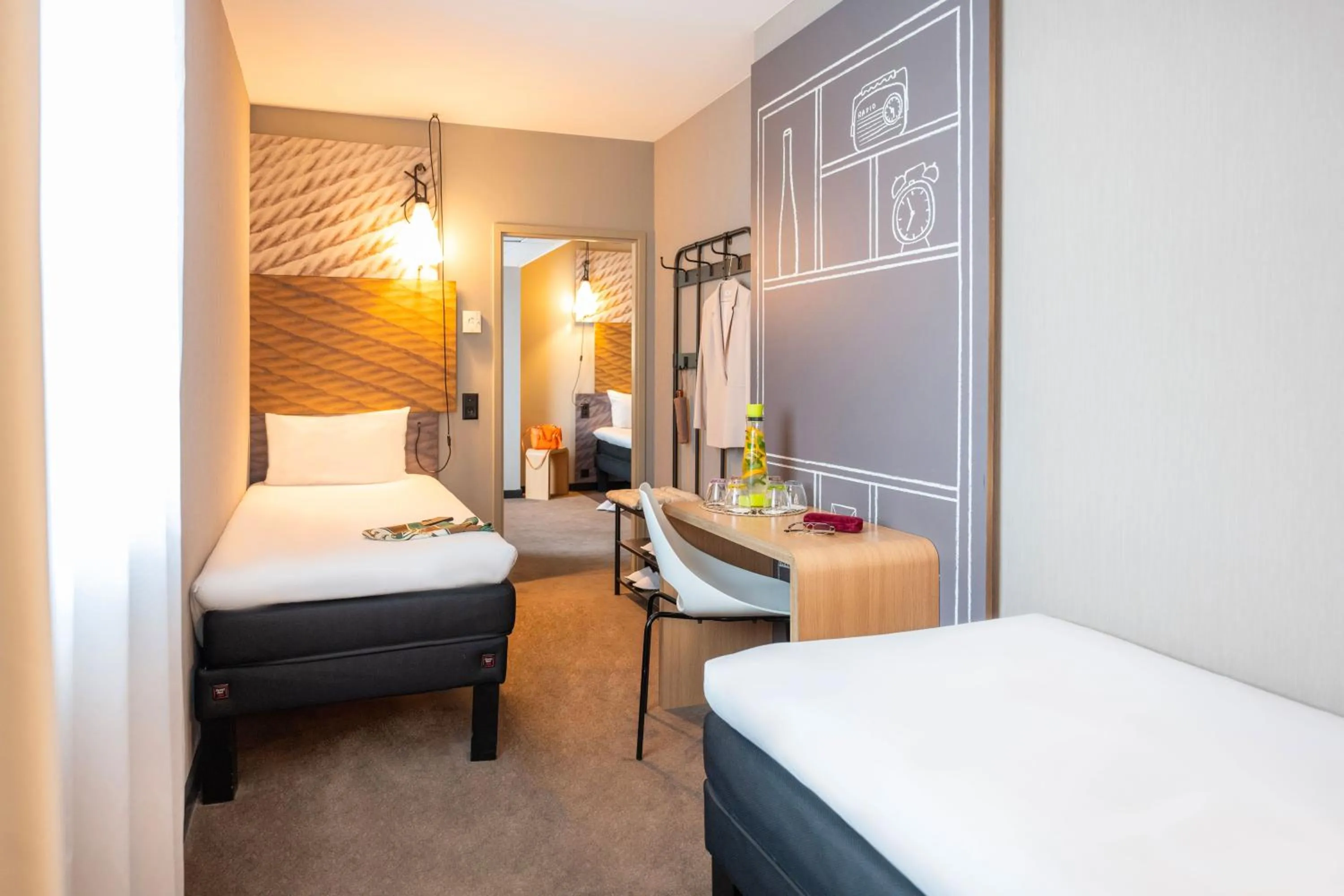 Bedroom, Bed in ibis Geneve Centre Lac