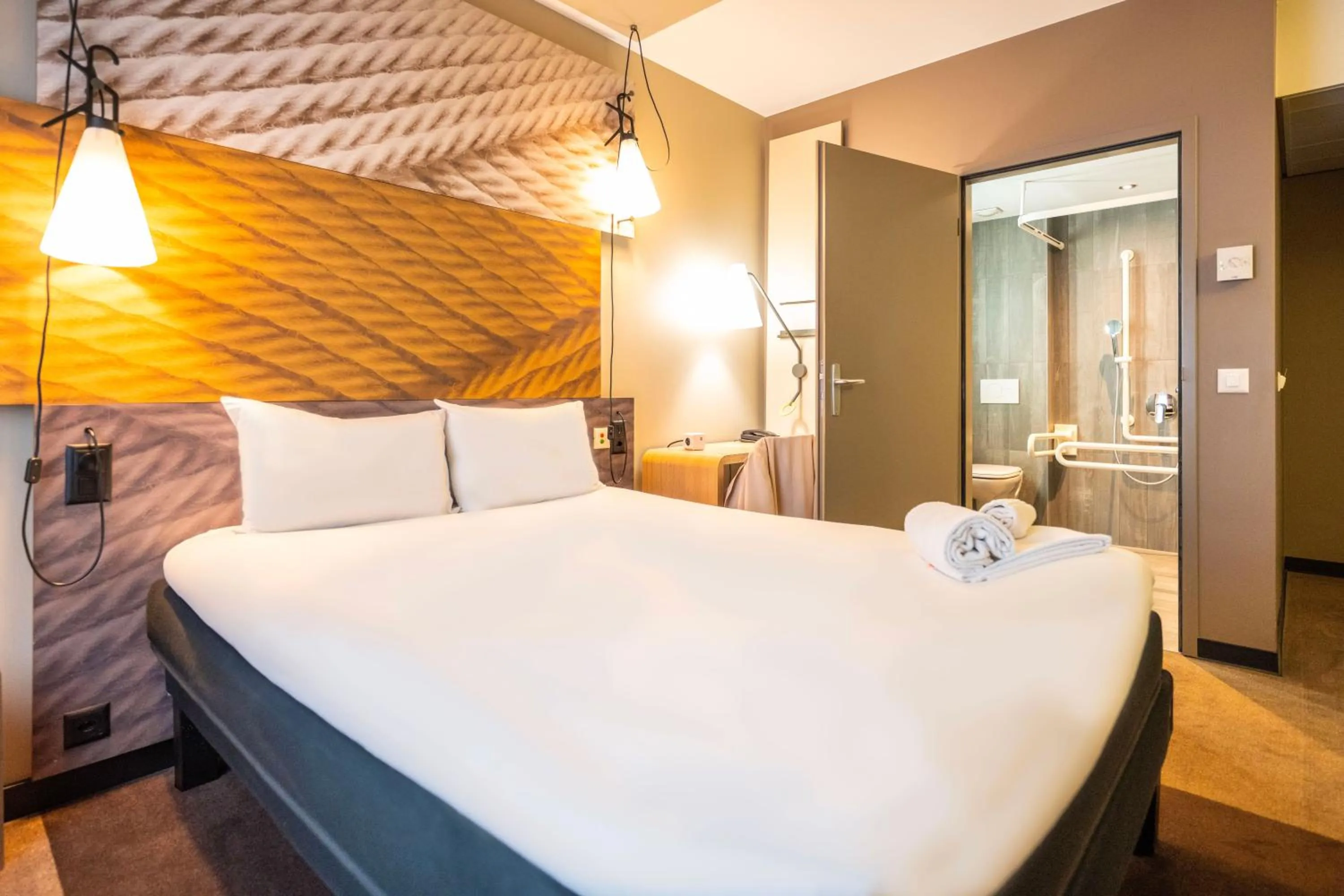 Bedroom, Bed in ibis Geneve Centre Lac