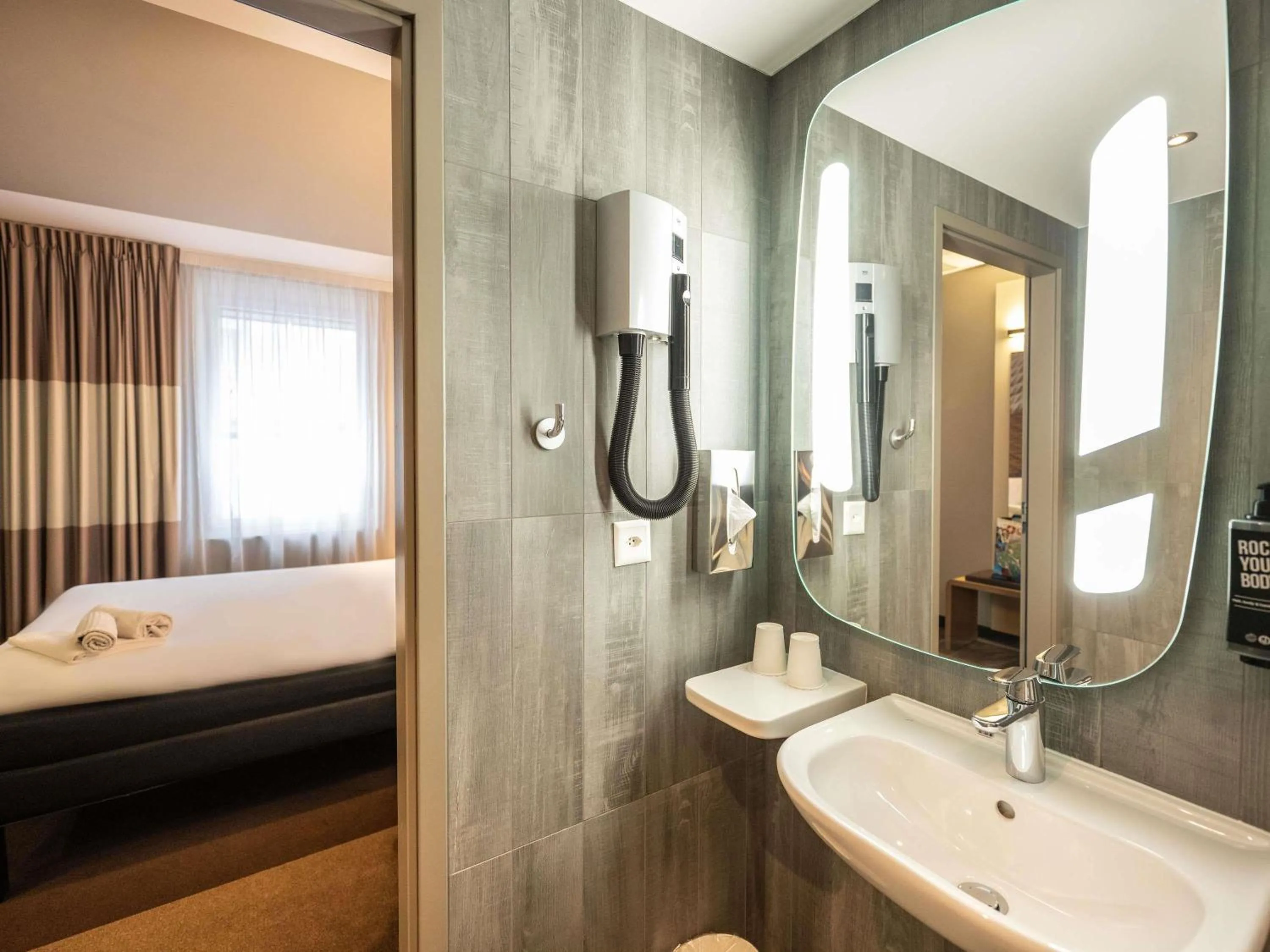 Bedroom, Bed in ibis Geneve Centre Lac