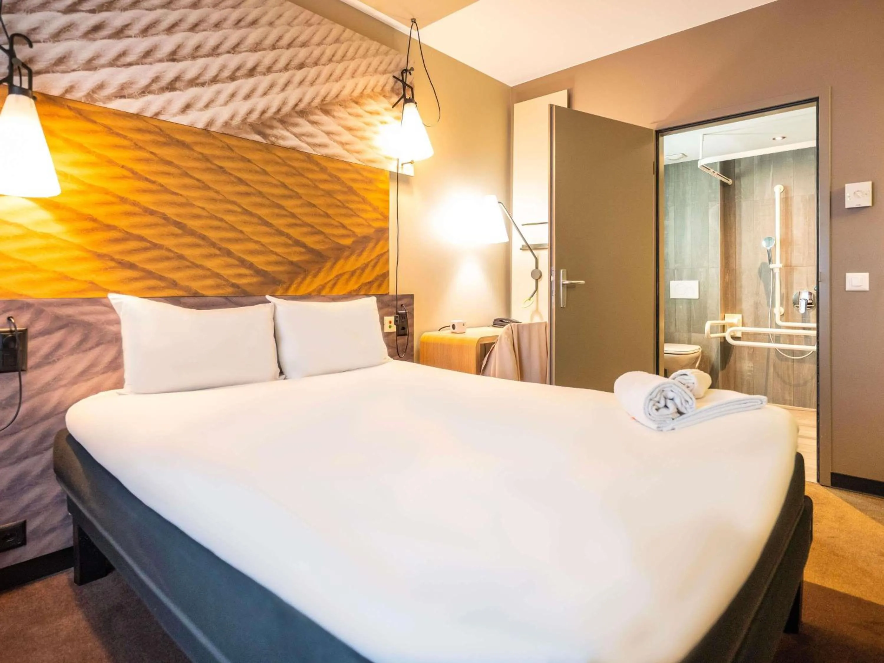 Bedroom, Bed in ibis Geneve Centre Lac