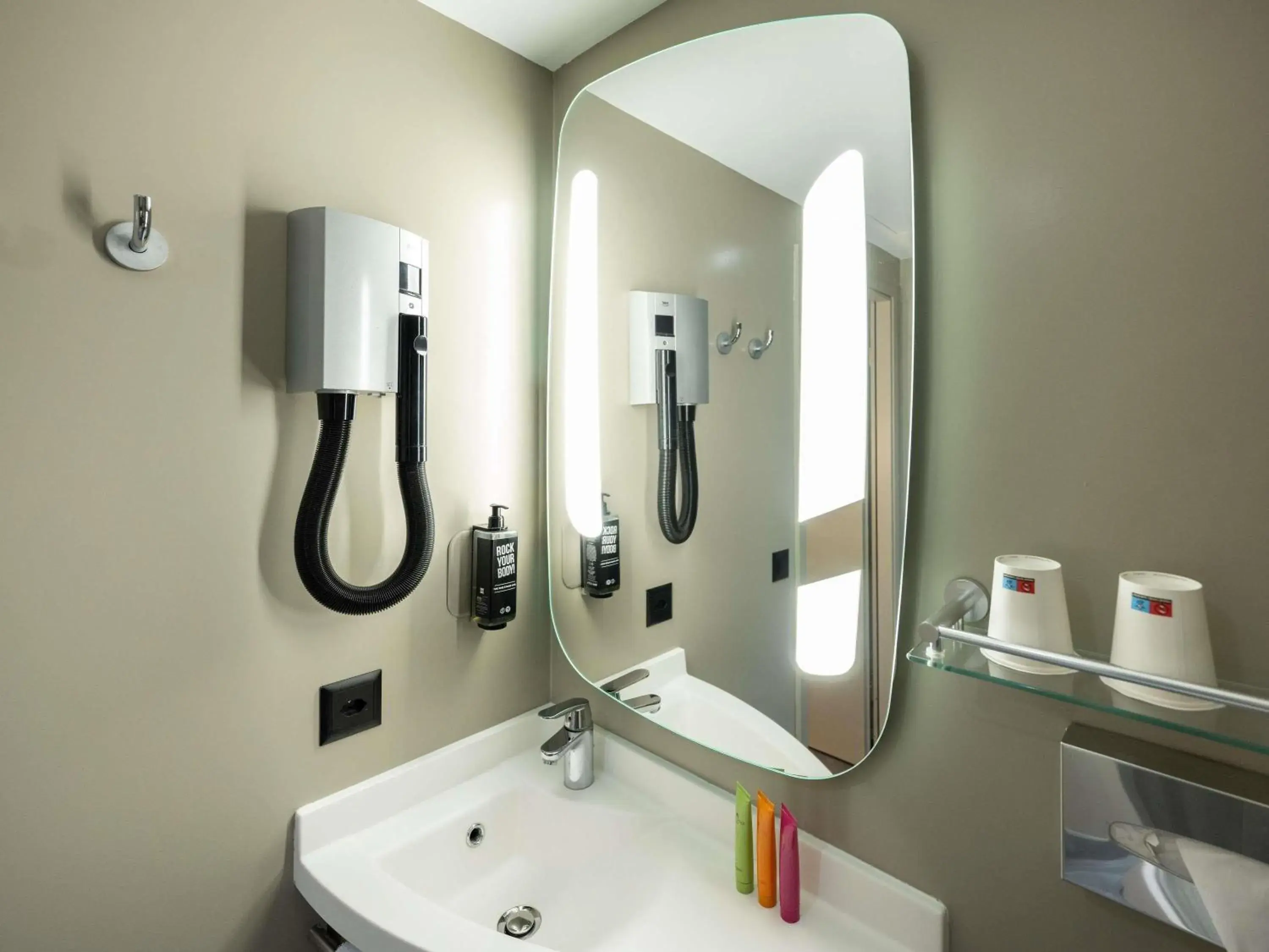 Bedroom in ibis Geneve Centre Lac Bedroom in ibis Geneve Centre Lac