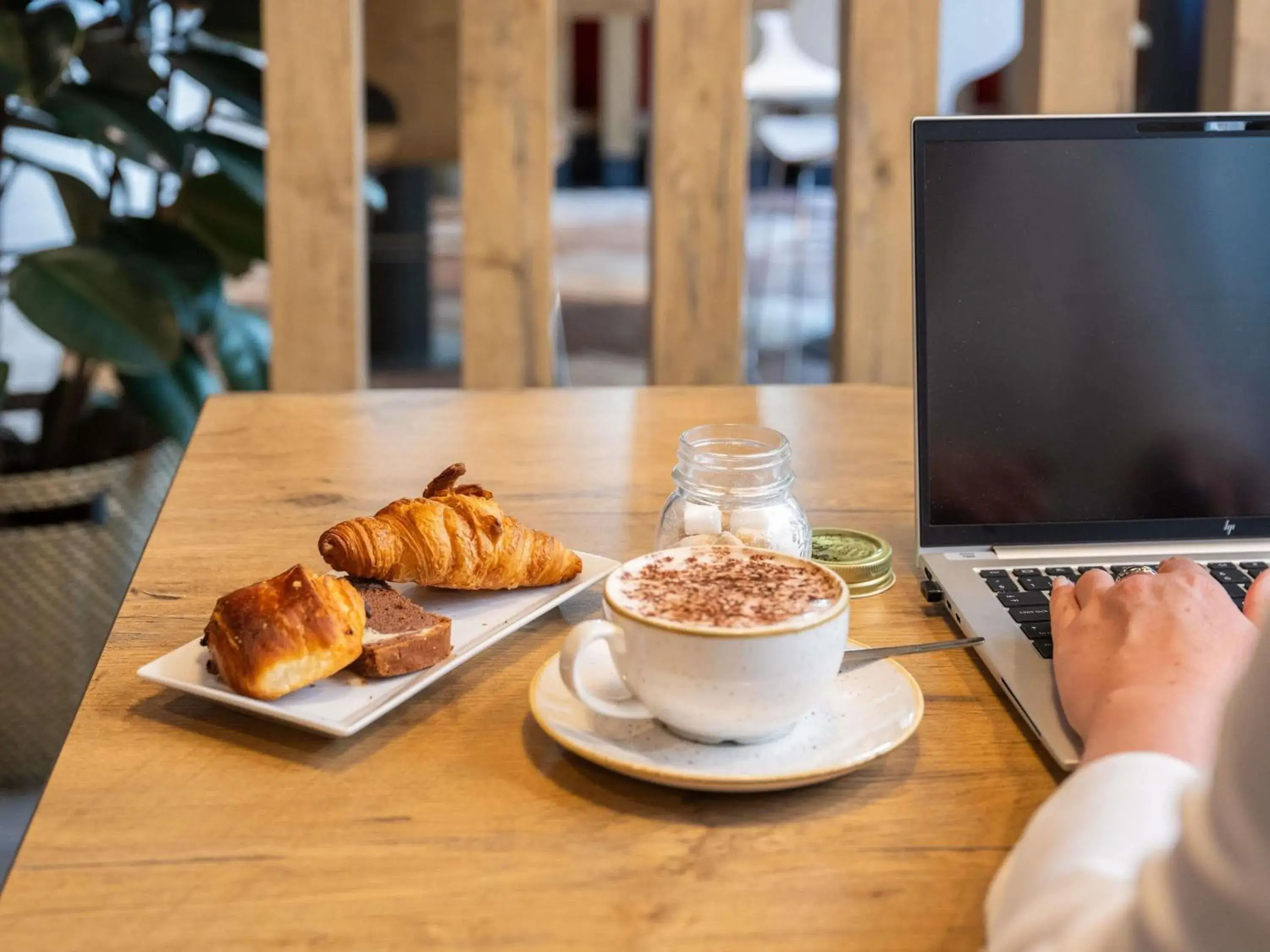 Lounge or bar in ibis Geneve Centre Lac Lounge or bar in ibis Geneve Centre Lac